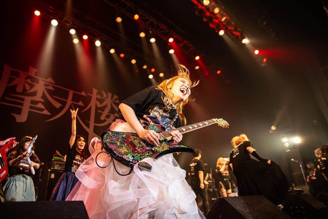 トキのインスタグラム：「PURE ROCK JAPAN 2023 ラストは、Xの『Silent Jealousy』を出演バンド全員で大セッション‼️🎸🔥  私の憧れのギターを持って、 ステージで弾き倒してきました。  皆が合唱してくれて、生の声が聴こえるライヴは、やっぱり死ぬほど幸せでした❤️‍🔥ありがとう！！  photo by @elegant_jasmine_  #Aldious #hide #FERNANDES #ESP #hughesandkettner #BURNY # #purerockjapan2023  #川崎clubcitta」