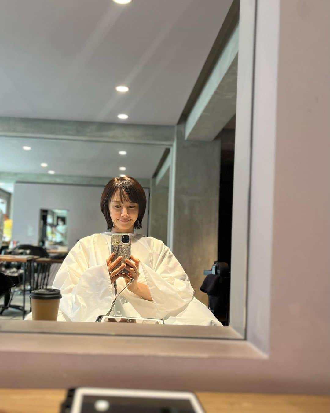 山口もえのインスタグラム：「・  夏を前にウルフカットにしてもらいました♡ アレンジの仕方を丁寧に教えてくれたのに すっかり思い出せない残念な私です…笑  明日はぽかぽか📺生放送に 庭で育てた野菜をスタジオに🥒🍅  潜在能力テスト📺は近藤千尋ちゃんと🩷💚 お楽しみに！！  6/27(火)11:50～13:50  CX「ぽかぽか」  6/27(火)20:00～21:00 CX「潜在能力テスト」  #tv #📺  #美容院  #✂️  #生放送  #よくあらば #くせ毛と寝癖 #どちらもいかしたいのさ #❤️」