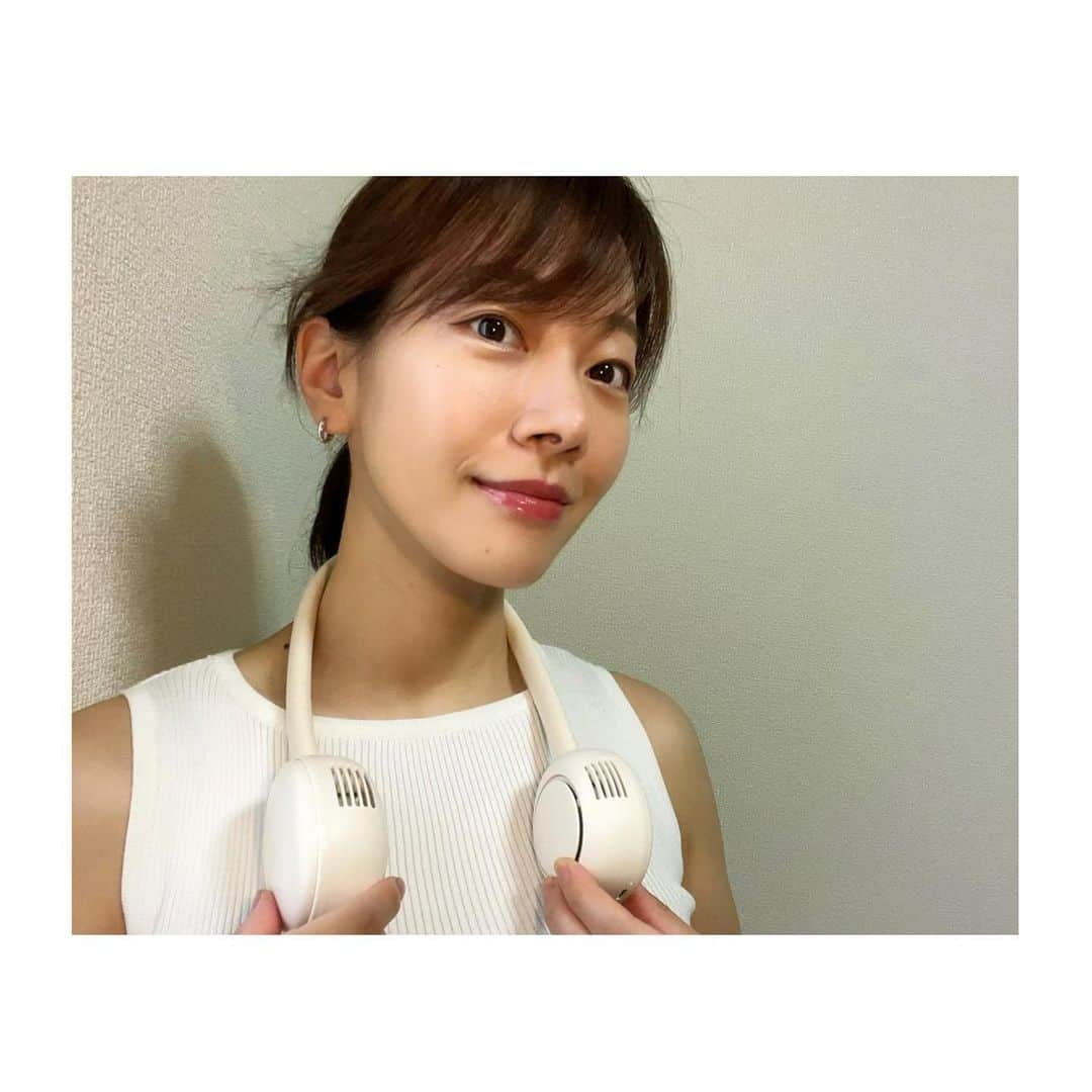 高木沙織さんのインスタグラム写真 - (高木沙織Instagram)「☀️ * 年々 自分が暑さに弱くなっているのか 日本の夏が暑くなっているのか 多分、どっちも。 * 涼を求めて 早くも 「ネックファン」を使っています。 * 一見、ヘッドフォン風だけど 首にかけてハンズフリーで 使える便利グッズ。 * 3段階の風量切り替えが可能！ 私はすでに“強”で使っています。 暑いより、髪がボサボサになるほうを選びます^ ^ * USB充電式で最長約4時間使えるから ちょっとした外出時にも◎。 * 『3COINS』で2.200円でした。 @3coins_official  * * 毎年、涼感グッズ買っちゃう。 * #涼感  #涼感グッズ #ネックファン #持ち運び扇風機 #ハンズフリー #ハンズフリー扇風機  #ハンズフリーファン #暑さ対策  #暑さ対策グッズ  #3coins #neckfan」6月26日 18時35分 - saori_takagi