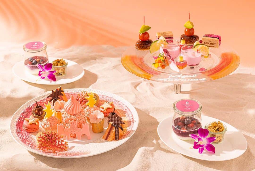 ザ・プリンスギャラリー 東京紀尾井町さんのインスタグラム写真 - (ザ・プリンスギャラリー 東京紀尾井町Instagram)「【Sunset Pink Palace Afternoon Tea 〜Inspired by The Royal Hawaiian〜】  当ホテルでは、同じくラグジュアリーコレクションに加盟するハワイの名門ホテル「ロイヤルハワイアン, ラグジュアリーコレクションリゾート, ワイキキ」とコラボレーションしたアフタヌーンティーをご用意いたしました。  テーマは"Sunset Pink Palace"。海に沈む夕陽やピンクパレスの美しさをサンセットカラーで表現したのアフタヌーンティーは7月1日〜8月31日までお楽しみいただけます。  We have collaborated with The Royal Hawaiian, Luxury Collection Resort, Waikiki, a prestigious hotel in Hawaii that is also a member of the Luxury Collection.  The theme is "Sunset Pink Palace". The afternoon tea, which expresses the sunset over the ocean and the beauty of the Pink Palace in sunset colors, will be available from July 1 to August 31.  Share your own images with us by tagging @princegallerytokyokioicho —————————————————————  #luxuryhotels #theluxurycollection #princehotels #akasaka #tokyo #visittokyo #tokyohotel #東京 #赤坂見附 #marriott #bonvoy #tokyoroom #ハワイアンフェア #hawaiianfair #Hawaii #ハワイ #royalhawaiian #ロイヤルハワイアン #pinkpalace #ピンクパレス #marriottbonvoy #afternoontea #東京アフタヌーンティー #アフタヌーンティー」6月26日 18時40分 - princegallerytokyokioicho