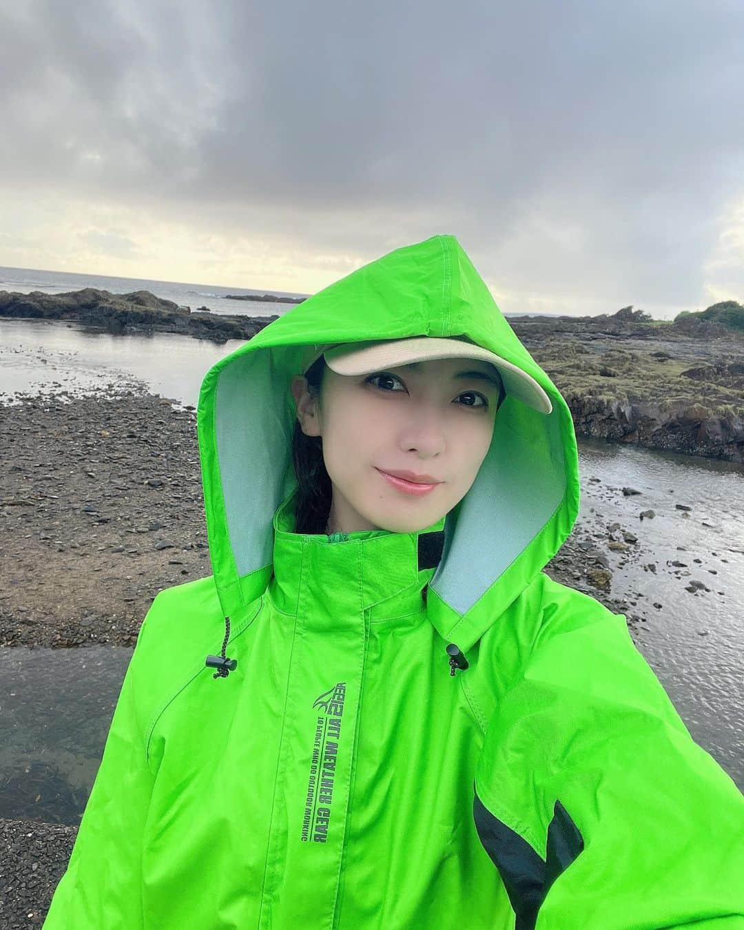 金田彩奈のインスタグラム：「‪🎣‬  今日は５時起きで 釣りに行きました🙌  でも雨が降ってきたから即退散🤫☔️  ワークマンの バイク用のカッパ最強💚  #バイク #バイク女子 #日本一周 #日本一周バイク旅 #バイク乗り #バイクのある生活 #バイクのある風景 #バイク好き #バイクが好きだ #バイク好きな人と繋がりたい #バイク乗りと繋がりたい #バイク旅 #バイクツーリング #バイクライフ #バイクが好きだ #カブ #スーパーカブ #釣り #釣りガール #cub #supercub #cb400 #gsxs1000gt #bike #bikelife #biker #bikegirl #motercycle #bikeweek #bikewear #japantrip」