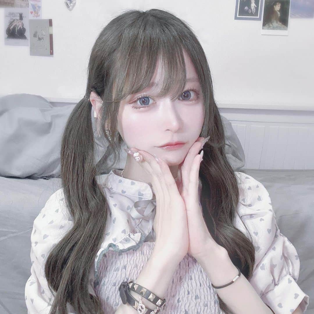 のインスタグラム：「暗髪デビュー❕  あおいさんに染めてもらってあんじゅさんにエクステつけてもらった❕ 贅沢なことをしていますが、エクステも染めるのもどっちも上手な美容師さんです」