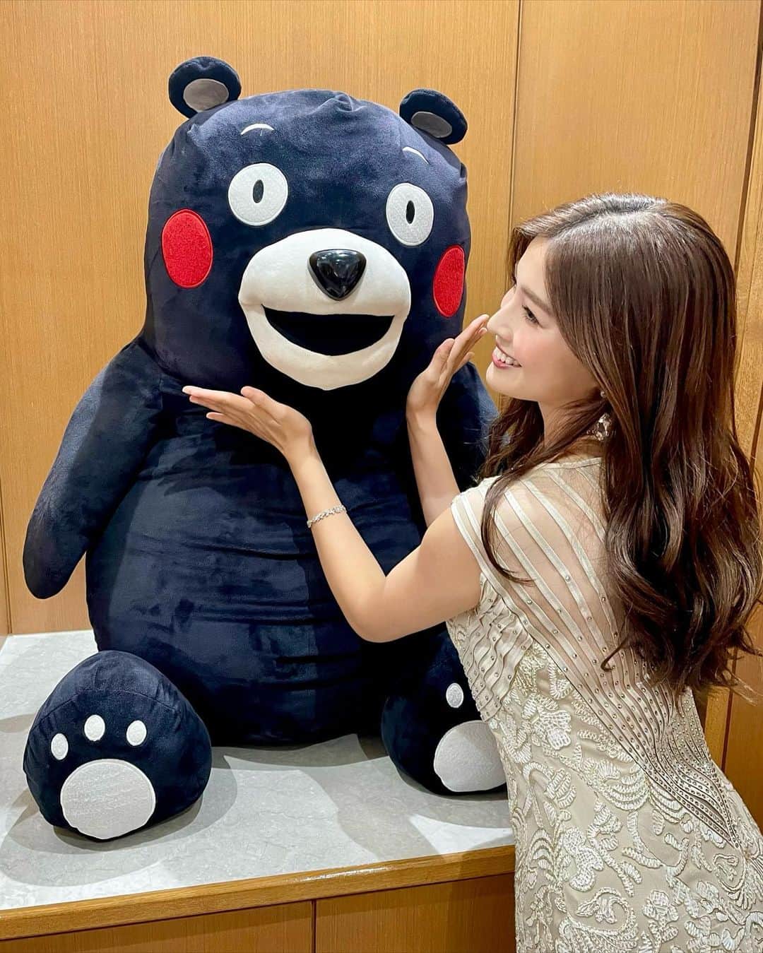 土屋炎伽のインスタグラム：「✳︎ 仕事や用事で移動が続いていましたが、 今日は東京に戻りひと段落しています☺️ どの場所も半日程の滞在だったので またゆっくり観光に行きたい🥺🍀 今回お仕事で伺った#熊本 では、 お会いする方々の地元愛が素晴らしくて✨ 私が行きたい観光名所に合わせて おすすめのご飯屋さんや温泉を教えてくださったので 次はゆっくり堪能しようと思います☺️ 楽しみが増えて嬉しい♪  写真は仕事会場にいた#くまモン と🤭♡」