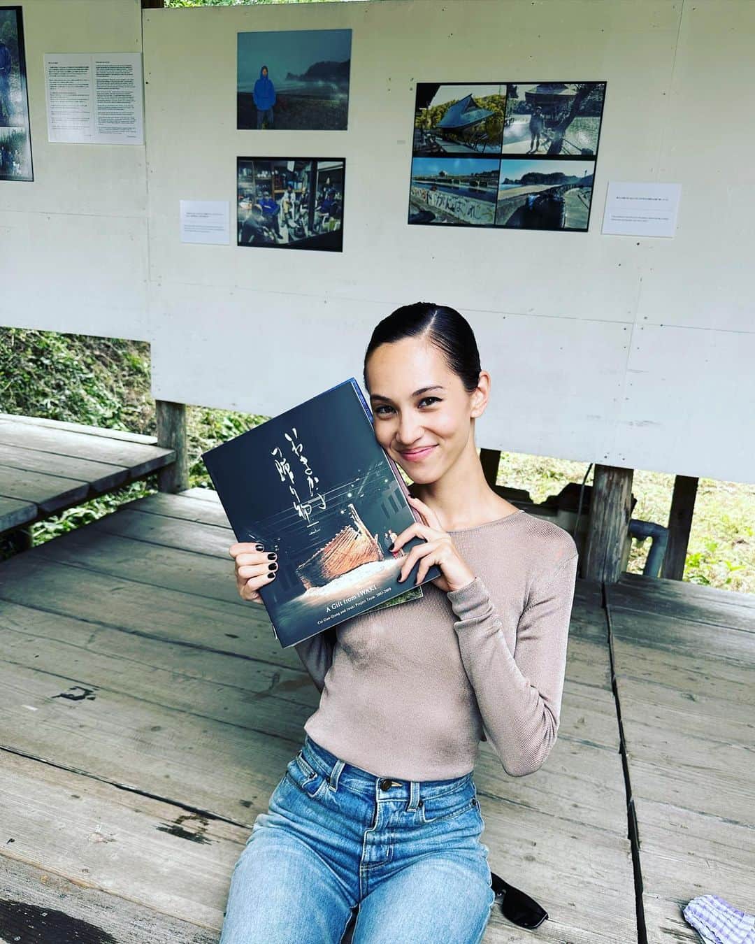 のインスタグラム：「『蔡國強　宇宙遊ー<原初火球>から始まる』展の開催前に催された昼花火「満天の桜が咲く日」イベントにて。  いわき万本桜プロジェクトの地であり、蔡國強が館長を務めるいわき回廊美術館にて。サンローランのアンバサダーの水原希子ちゃんも駆けつけました！  福島第一原子力発電所で汚染され敬遠されるようになった故郷を「死ぬまでに一度は訪れたい場所」にしたいと始めたのが、いわき万本桜プロジェクト。  この地に9万9000本の桜の植樹が目標で250〜300年はかかるという壮大なプロジェクト。この地に所縁ある蔡國強さんとプロジェクト代表の志賀忠重さんの熱い想いが詰まっています。  山桜の里親になって植樹の寄付もできるそうです。  いわき市のボランティアの皆さまもありがとうございました❣️  https://checkout.square.site/merchant/MLEDHJVKQW881/checkout/7T72CCAVAPMTURCXAVY63BRE」