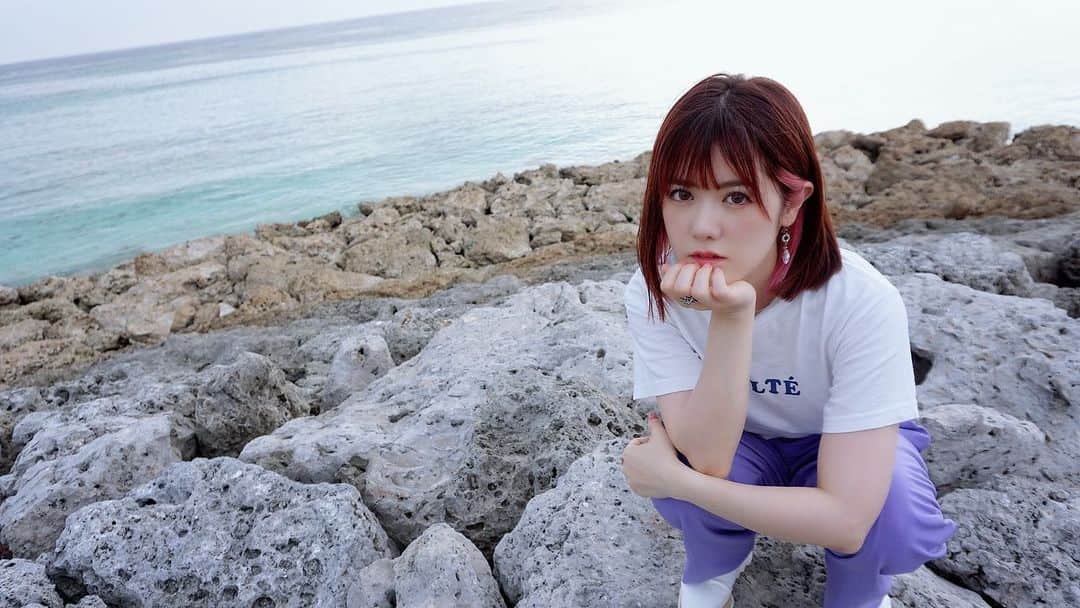 AIMIのインスタグラム：「AIMI OFFICIALより今季のNEWグッズ販売スタートとなりました🌻  離れていてもAIMI&OHELLO RECORDS を毎日感じられるカレンダーだぜベイベ★ バースデーやリリース記念日の印入ってるのん(๑˃̵ᴗ˂̵)  沖縄で撮り下ろした写真もセットだよ🐳  日本全国、海外からも購入できます！即配送です！ぜひぃぃい！！！  Store🛍 https://aimi.theshop.jp/  #AIMI #singersongwriter #沖縄#okinawa#OHELLORECORDS#NEWS」