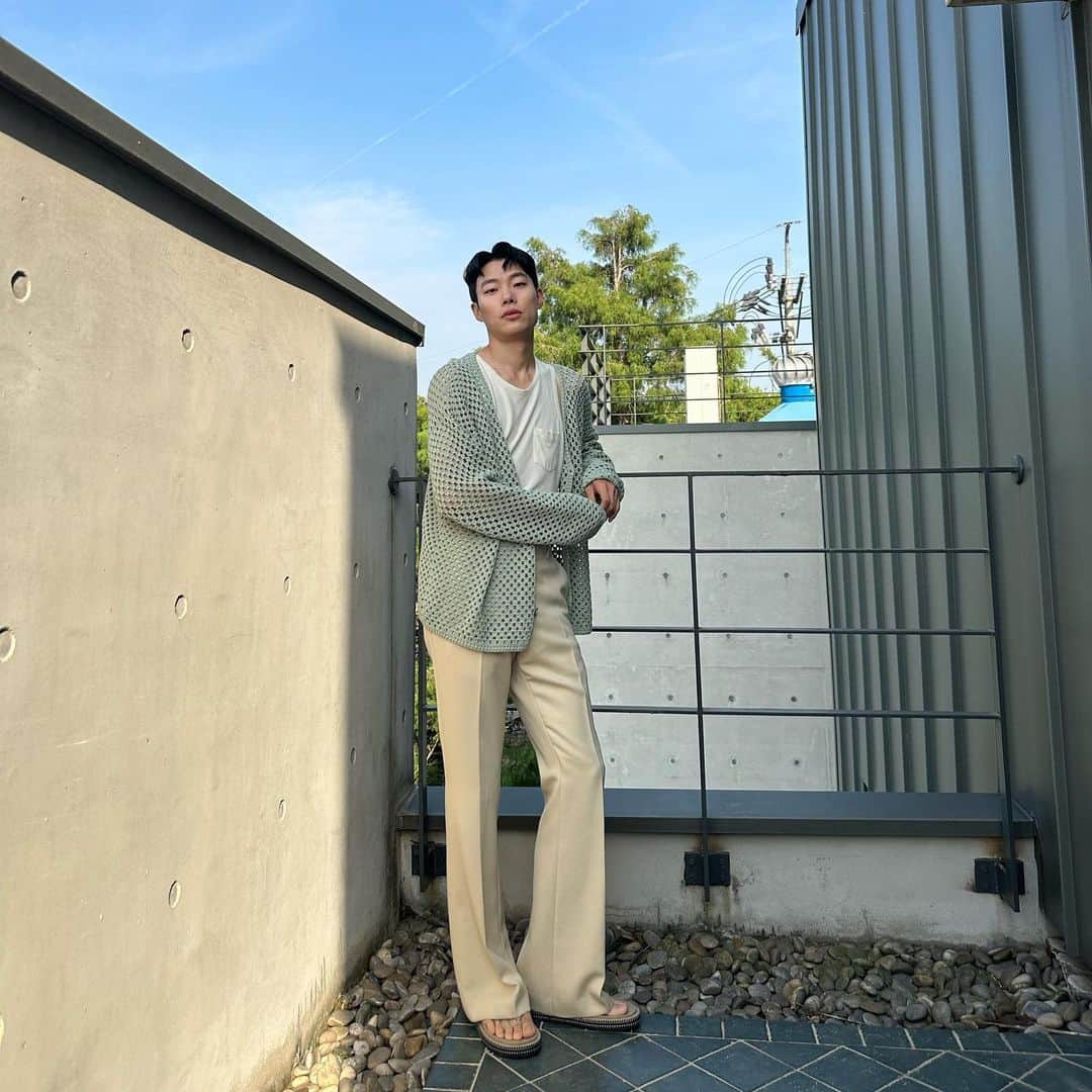 リュ・ジュニョルのインスタグラム：「🫣」