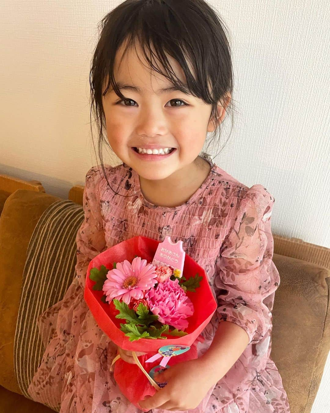 川畑ありさのインスタグラム：「母の日💐♡ (むっちゃ時差w)  撮った時にこちゃんめっちゃお姉さんなったなぁって思って🥺💭♡ 母の日も相まって泣きそうなったよ🥹  この日の写真は全部むっちゃお気に入り🤳🤍  #母の日#母の日プレゼント #mothersday #女の子#女の子ベビー  #にこなづ#4歳#2歳#2歳差姉妹 #2歳差育児」