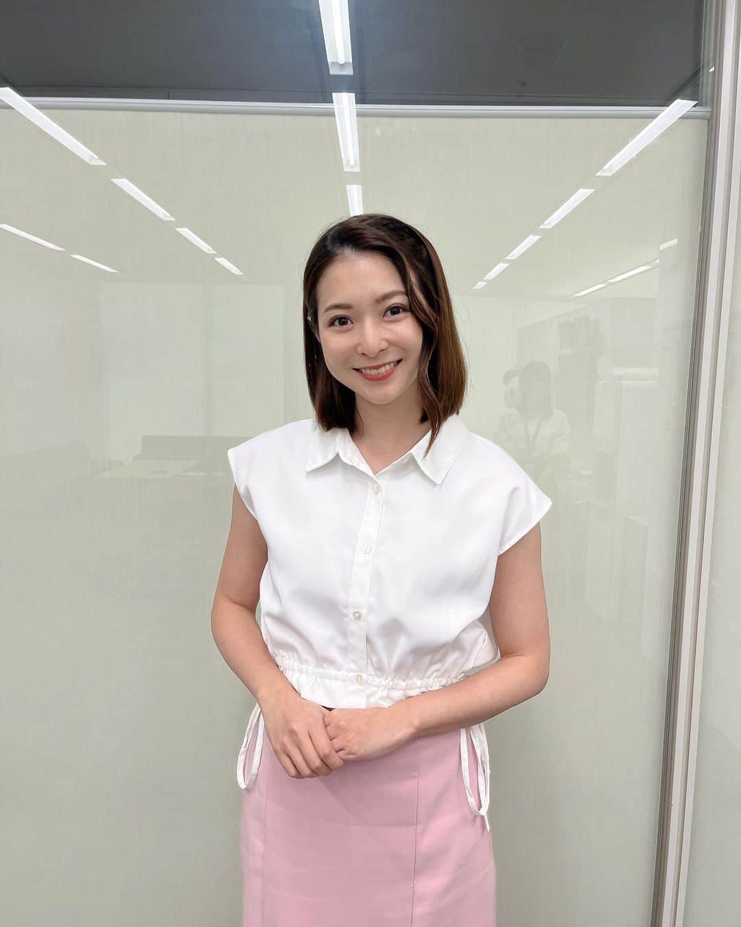 住田紗里のインスタグラム：「蒸し暑いですね💦 今週も頑張りましょう！  トップス•スカート clear（@clear.official）  #グッドモーニング#衣装#clear#テレビ朝日#テレ朝#テレビ朝日アナウンサー#アナウンサー#住田紗里」