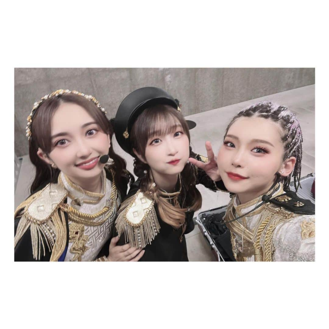 澁谷梓希さんのインスタグラム写真 - (澁谷梓希Instagram)「#電音部3rdlive  ２日間楽しい時間をありがとう！  2日目のMake some noiseのイントロで セリフを言っていたのだけど リハーサルでは全然言うつもりなかったのだよ  じゃぁなんで？ってなるじゃん。  カブキゾーンに入れられたじゃん？  その3名のステージがあまりにも凄くて 衝動的に心が動いて喋ってしまったんだ  あとあと「どう言う意図で言ったんですか？」って 微妙に怒られてしまったのだけど笑  でも、銀華を演じてきた私が そう言ってしまうということは 間違ったセリフではないと思うんだ  あくまで、ライブ上で 気持ちが昂ってしまったセリフということで 変にみんながストーリーを深読みしないでくれると すごーく嬉しいなと思いますた😇  King A Zabでは剣を振り回したよ🗡️ 扱い方知らないから色々調べたり リハでJUNGOさんに教えてもらいながら 練習を頑張りました(*'∀'*)  ミュージカルやってる気分で なんかちょっと楽しかったな⭕️  ヘッドセットも初めての試みだったけど やっぱハンドマイクの方が好きだなぁてなった😌  自分用のヘッドセット いつか作りたいなってなったライブだった！  純粋に楽しかった２日間でした。  みんなも楽しかったら嬉しいな。  つぎのキャラライブはプリチャンだね！ たぶんブレイズ外さないとウィッグ被れないから それまで存分に楽しむぞーー！  の前に、電脳一も頑張ります！  1日目は前髪置いたけど 2日目は全部ポニテにした！  ブレイズ似合うな私。まじで好き〜！」6月26日 18時49分 - azk_s811