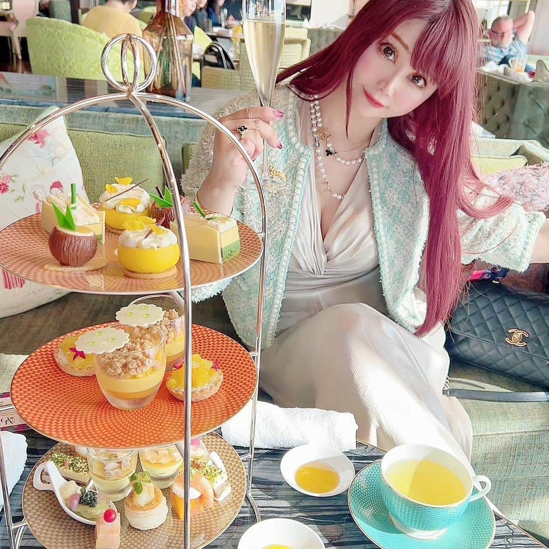 椿京子のインスタグラム：「Happy Monday lover!♥️ 🌟 お仕事は終わったかぁ〜⁉︎(^_−)−☆💕 東京でのお仕事があってね〜、我が家🏡に戻れたよぉ〜🥰 沖縄は梅雨明けしたけど東京はいつかなぁ〜🤭 🌟 プライベートショット📸はね〜 東京の街🏢が一望できる @mo_tokyo  マンダリンオリエンタルホテル🏨で、アフタヌーンティー🫖をしたよぉ〜(๑>◡<๑)💕 どのスィーツも🥂シャンパン🍾にぴったりで美味しいのぉ〜😍 🌟 今年の夏🍉はね〜 お仕事が充実しそうだから 今週もどうぞよろしくお願いします〜👍💕 🌟 あなたの笑顔が輝く1週間🌈になりますように〜❤️😘 🌟 #アフタヌーンティー#afternoontea#マンダリンオリエンタルホテル#シャンパンで乾杯」