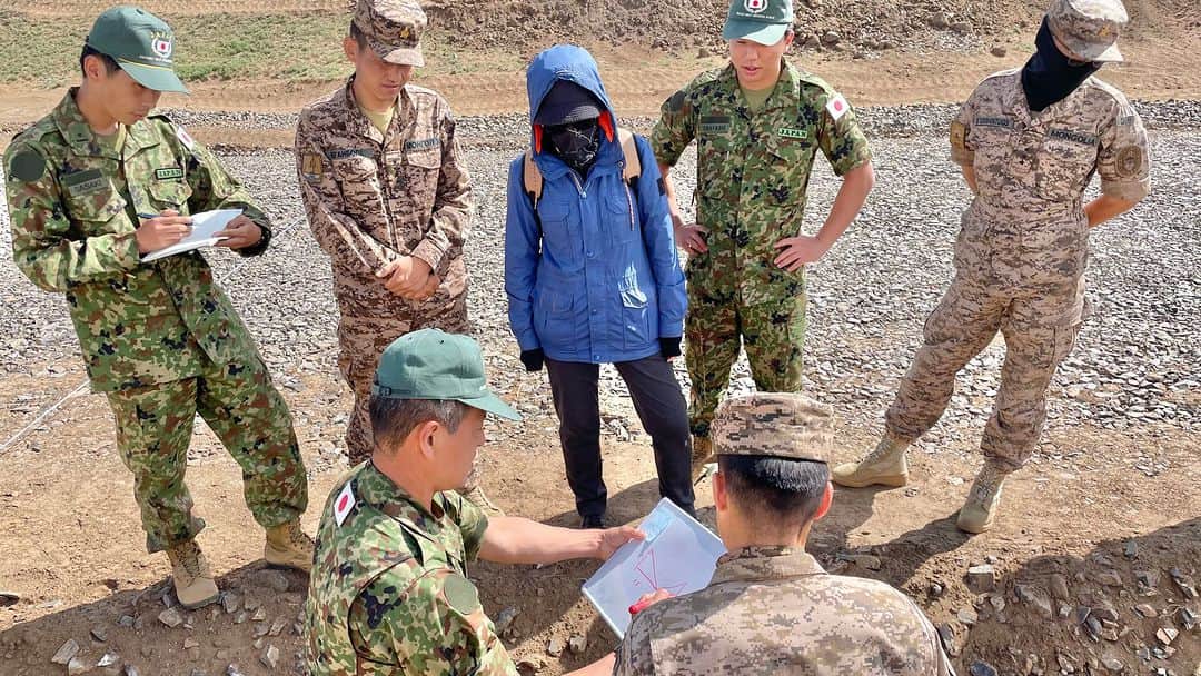 陸上自衛隊さんのインスタグラム写真 - (陸上自衛隊Instagram)「＃陸上自衛隊 は、６月３日から２４日までの間、モンゴルにおいて ＃ＰＫＯ （施設）分野での ＃能力構築支援 を行いました。４月の派遣に引き続き行われた本派遣は、＃モンゴル陸軍 の道路構築と測量を担当する教官の練度向上を達成するとともに、両国の強い絆を更に深めるものとなりました。 派遣間、隊員はモンゴル軍が行う施設作業に対して指導・助言を行い、同軍の施設能力向上のために一緒に汗を流しました。また、文化交流を通じ、人と人との強い関係を構築することが出来ました。今後も、防衛省・陸上自衛隊はモンゴルとともに、地域・国際社会の平和と安定に貢献してまいります。🇲🇳🇯🇵  #JGSDF has conducted CBC in the field of #PKO (Engineer) in Mongolia from June 3 to 24. This, which was conducted following the April dispatch, improved the skills of #MongolianArmy 's road building and survey instructors, and further deepened the strong ties b/w🇯🇵and🇲🇳.  During this, #JGSDF members provided guidance & advice, and worked together to improve their skills. Cultural exchanges also built our strong human relations. MOD/JGSDF together w/🇲🇳, will continue to contribute to peace & stability in the regional and international community.」6月26日 19時00分 - jgsdf_pr