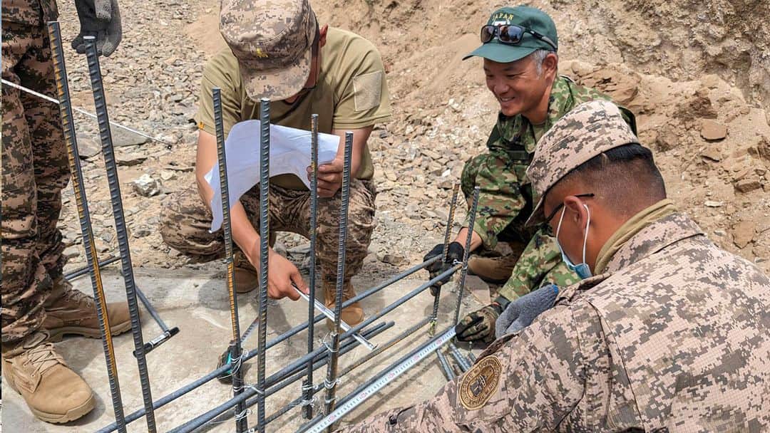 陸上自衛隊さんのインスタグラム写真 - (陸上自衛隊Instagram)「＃陸上自衛隊 は、６月３日から２４日までの間、モンゴルにおいて ＃ＰＫＯ （施設）分野での ＃能力構築支援 を行いました。４月の派遣に引き続き行われた本派遣は、＃モンゴル陸軍 の道路構築と測量を担当する教官の練度向上を達成するとともに、両国の強い絆を更に深めるものとなりました。 派遣間、隊員はモンゴル軍が行う施設作業に対して指導・助言を行い、同軍の施設能力向上のために一緒に汗を流しました。また、文化交流を通じ、人と人との強い関係を構築することが出来ました。今後も、防衛省・陸上自衛隊はモンゴルとともに、地域・国際社会の平和と安定に貢献してまいります。🇲🇳🇯🇵  #JGSDF has conducted CBC in the field of #PKO (Engineer) in Mongolia from June 3 to 24. This, which was conducted following the April dispatch, improved the skills of #MongolianArmy 's road building and survey instructors, and further deepened the strong ties b/w🇯🇵and🇲🇳.  During this, #JGSDF members provided guidance & advice, and worked together to improve their skills. Cultural exchanges also built our strong human relations. MOD/JGSDF together w/🇲🇳, will continue to contribute to peace & stability in the regional and international community.」6月26日 19時00分 - jgsdf_pr
