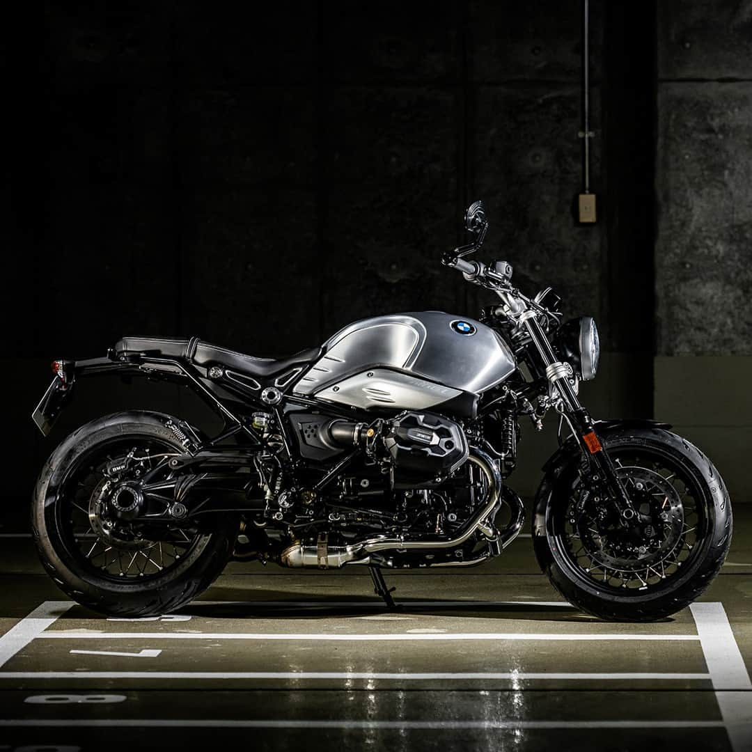 BMW Motorrad Japanさんのインスタグラム写真 - (BMW Motorrad JapanInstagram)「100周年記念モデル「R nineT Scrambler Final Edition」 ＆「R nineT Pure Final Edition」  BMW Motorrad Japanは、R nineT ScramblerとR nineT Pureをベースに、Option 719のアルミタンクやステップ、エンジンカバーなどを標準装備したファイナルエディションを、7/7より2機種合計83台を限定発売します。  この限定モデルには、＜FINAL EDITION JAPAN LIMITED＞の特製エンブレムがアルミタンク上に装着されます。  R nineTシリーズの有終の美を飾るモデルにふさわしい特別なモデルの詳細は、BMW Motorrad JapanのWebサイトでもご紹介しています。  #MakeLifeARide #BMWMotorrad #SoulFuel #RnineT #RnineTScrambler #RnineTPure  #BMWモトラッド #駆けぬける歓び」6月26日 19時00分 - bmwmotorradjapan