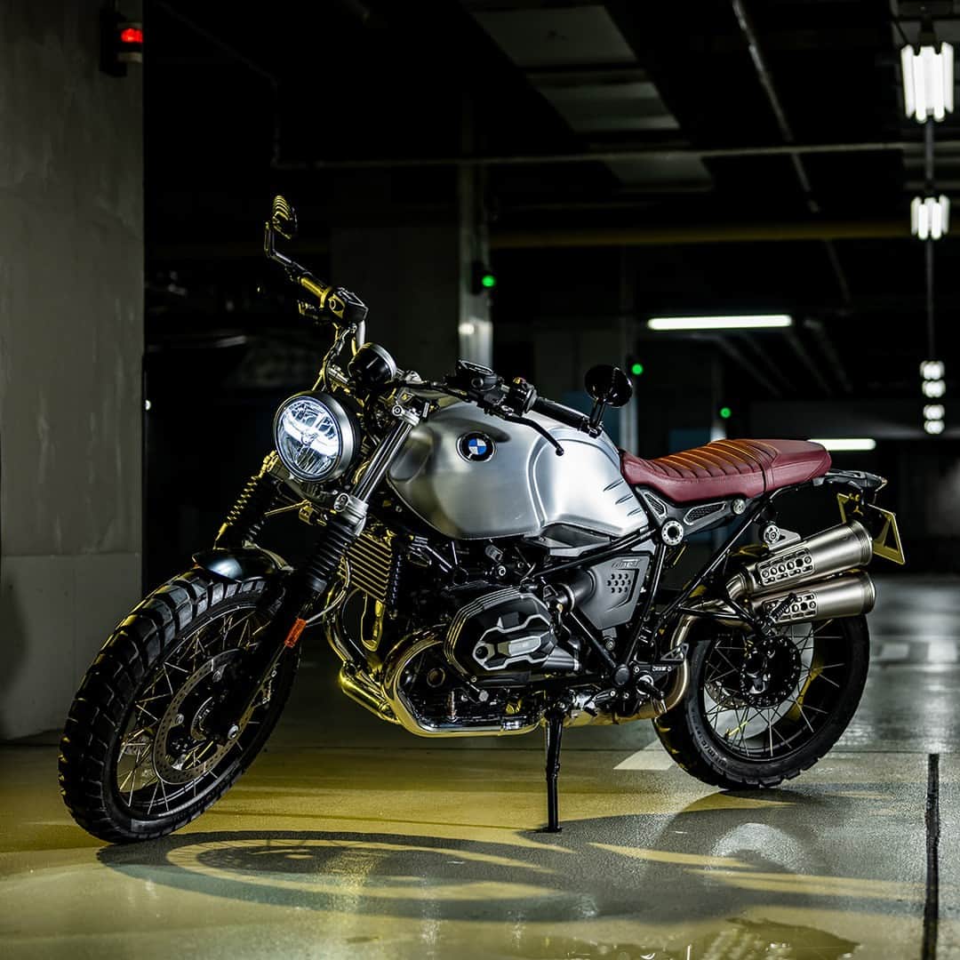 のインスタグラム：「100周年記念モデル「R nineT Scrambler Final Edition」 ＆「R nineT Pure Final Edition」  BMW Motorrad Japanは、R nineT ScramblerとR nineT Pureをベースに、Option 719のアルミタンクやステップ、エンジンカバーなどを標準装備したファイナルエディションを、7/7より2機種合計83台を限定発売します。  この限定モデルには、＜FINAL EDITION JAPAN LIMITED＞の特製エンブレムがアルミタンク上に装着されます。  R nineTシリーズの有終の美を飾るモデルにふさわしい特別なモデルの詳細は、BMW Motorrad JapanのWebサイトでもご紹介しています。  #MakeLifeARide #BMWMotorrad #SoulFuel #RnineT #RnineTScrambler #RnineTPure  #BMWモトラッド #駆けぬける歓び」