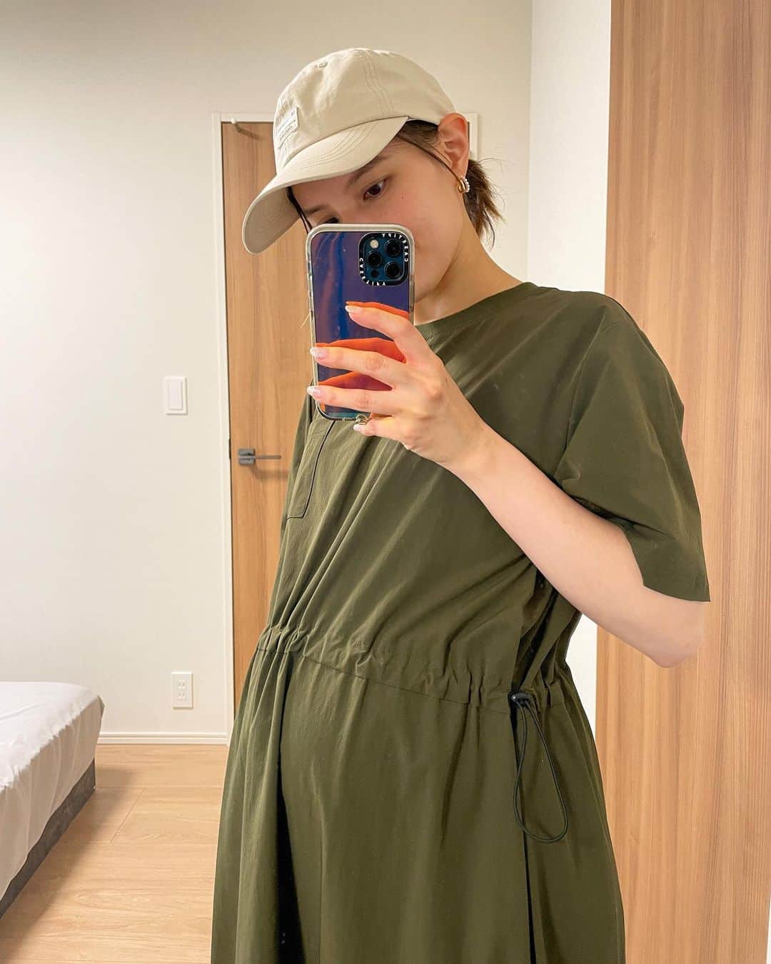 のインスタグラム：「. 梅雨の時期の服って迷うな〜 暑かったり寒かったりの繰り返し☁️ ⁡ 最近購入した @freaksstore_official のワンピースは 軽量素材かつ伸縮性バツグンで動きやすい♡ しかも撥水機能付きで雨の日も安心☔︎ ⁡ ナイロン素材だから妊娠中は汗かきやすいので 汗を気にしなくていいのが嬉しい☺️ これから水遊びの季節になるから子供と 水遊びの時にも大活躍しそうで楽しみっ！ ⁡ このまま着ても可愛いけどウエストを絞っても ウエストラインがきれいに見えて◎ ⁡ 1枚は持っておきたいワンピースでした🤰🏻  ⁡ ⁡ ⁡ ⁡ ⁡ ⁡ ⁡ ⁡ #freaksstore #マタニティコーデ #ワンピースコーデ」