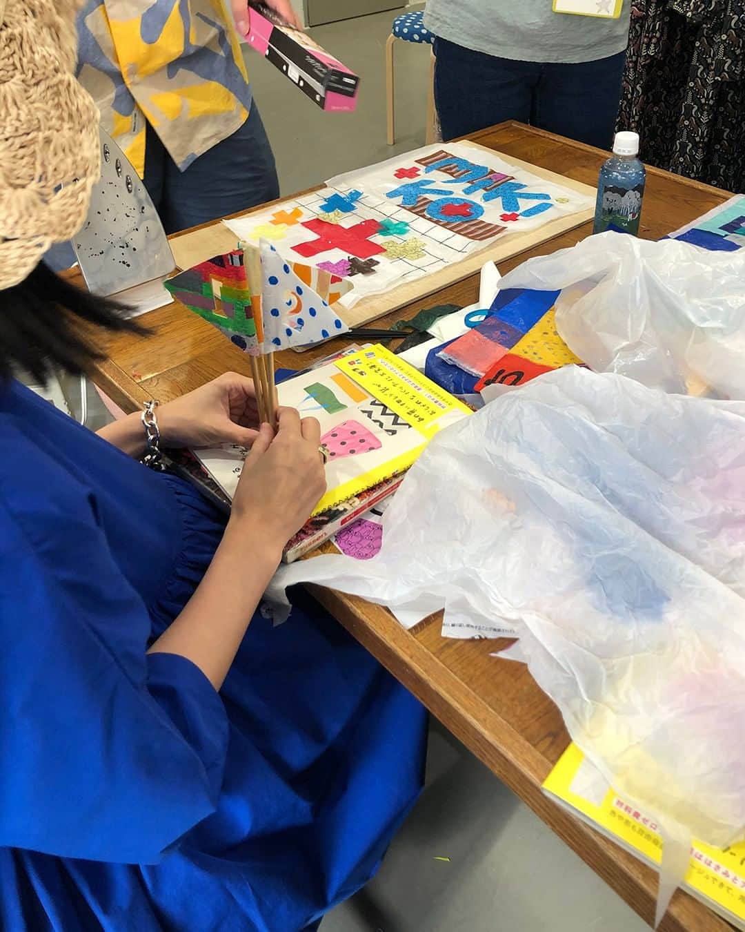 marbleSUD(マーブルシュッド) のインスタグラム：「6月24日(土)に恵比寿本店で開催されたワークショップ「poriff(ポリフ)のぺたんこバッグをつくろう!」📣  1日2回の開催となりましたが、どちらの回も大盛況！世界にひとつだけのオリジナルBAGをイメージしながら、poriffさんが用意してくれた、色とりどりのビニールのパーツをコラージュしていきました🌈✨ 今回は特別にmarble SUDのSALEショッパーも登場。皆さまの作品の一部に使っていただきました。  真剣に作品づくりに向き合う姿はアーティストさながら。 制作の様子を見守っていた恵比寿本店のスタッフも、作ってみたくてうずうずしておりました👭  とっても楽しい時間を提供してくださったporiffの先生方、ありがとうございました🙌」