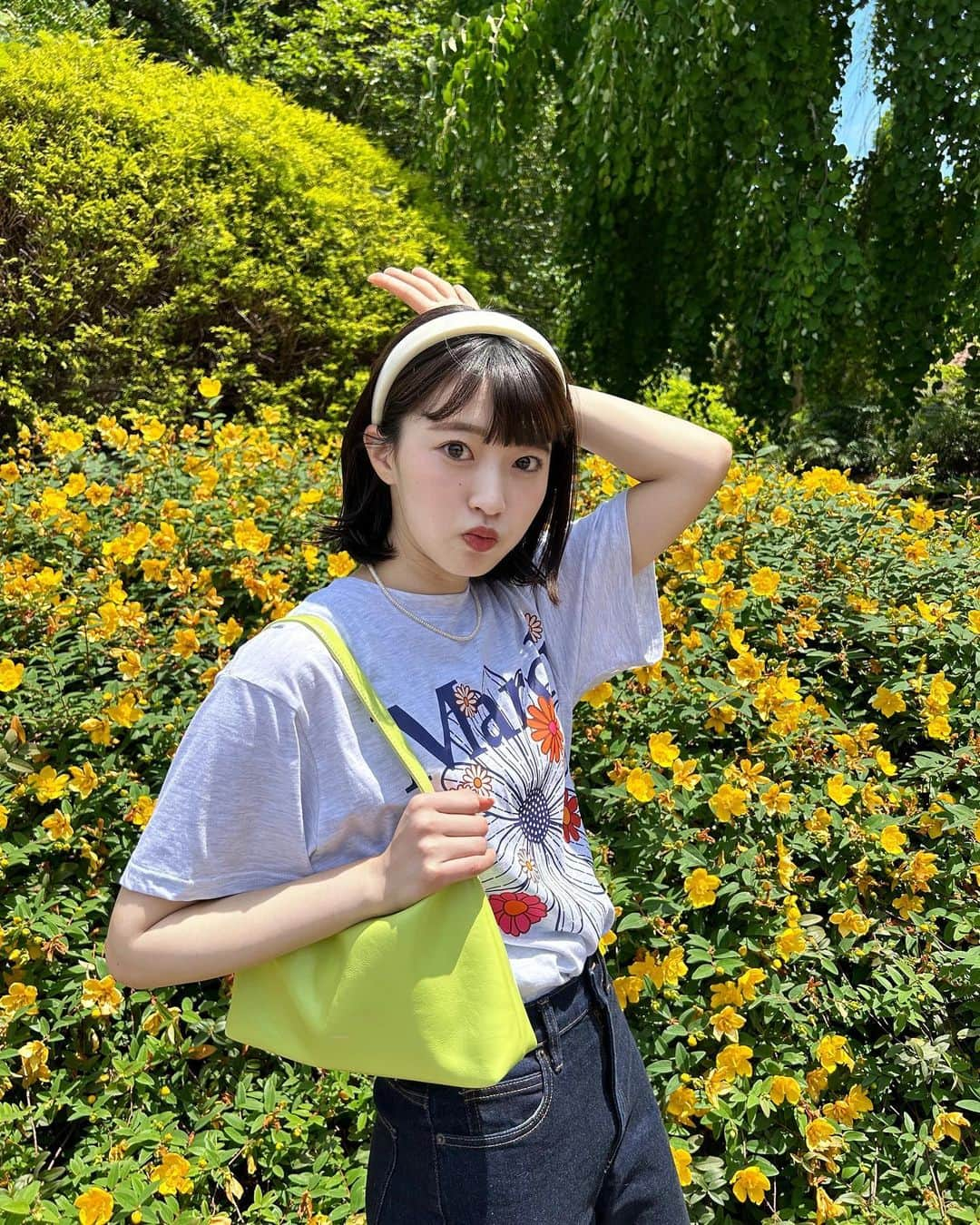 吉永アユリさんのインスタグラム写真 - (吉永アユリInstagram)「アンケートで人気だったコーデ🌼  みんなちょっと女の子らしい服装がすきなのかしら🤔  tshirt : @mardi_mercredi_official  bag: @standoil   どっちも @musinsa_japan  で買えるよ🌿‬  https://rb.gy/a0a1r https://rb.gy/tbx9x   #musinsa #mardimercredi #standoil #오오티디 #오오티디룩 #일본  #pr」6月26日 18時53分 - ayuriyoshinaga