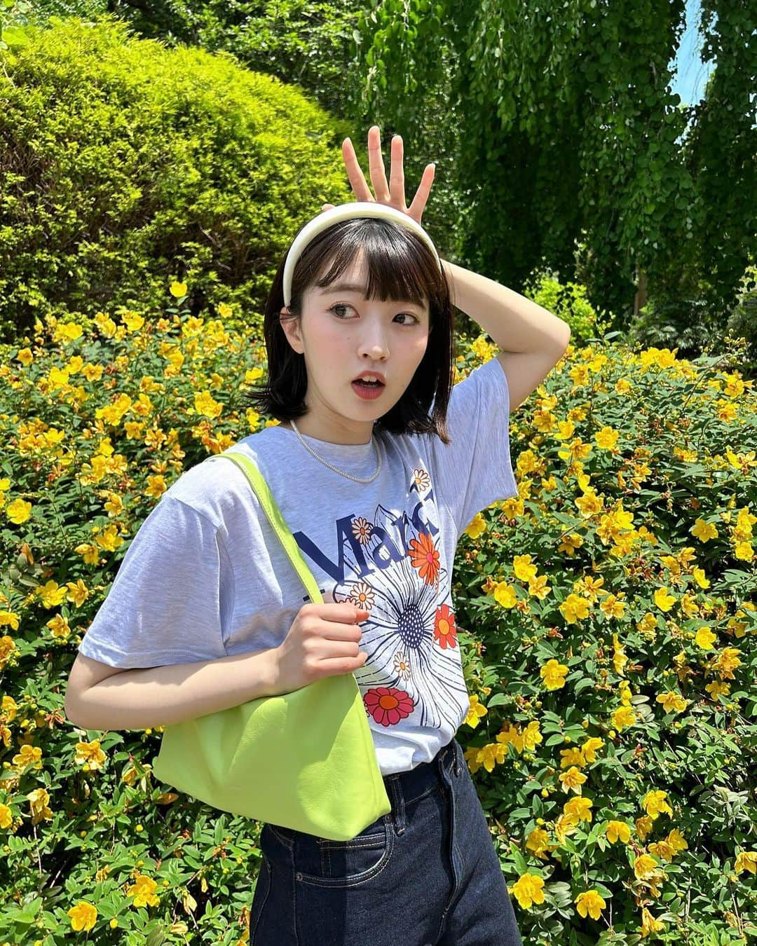 吉永アユリのインスタグラム：「アンケートで人気だったコーデ🌼  みんなちょっと女の子らしい服装がすきなのかしら🤔  tshirt : @mardi_mercredi_official  bag: @standoil   どっちも @musinsa_japan  で買えるよ🌿‬  https://rb.gy/a0a1r https://rb.gy/tbx9x   #musinsa #mardimercredi #standoil #오오티디 #오오티디룩 #일본  #pr」