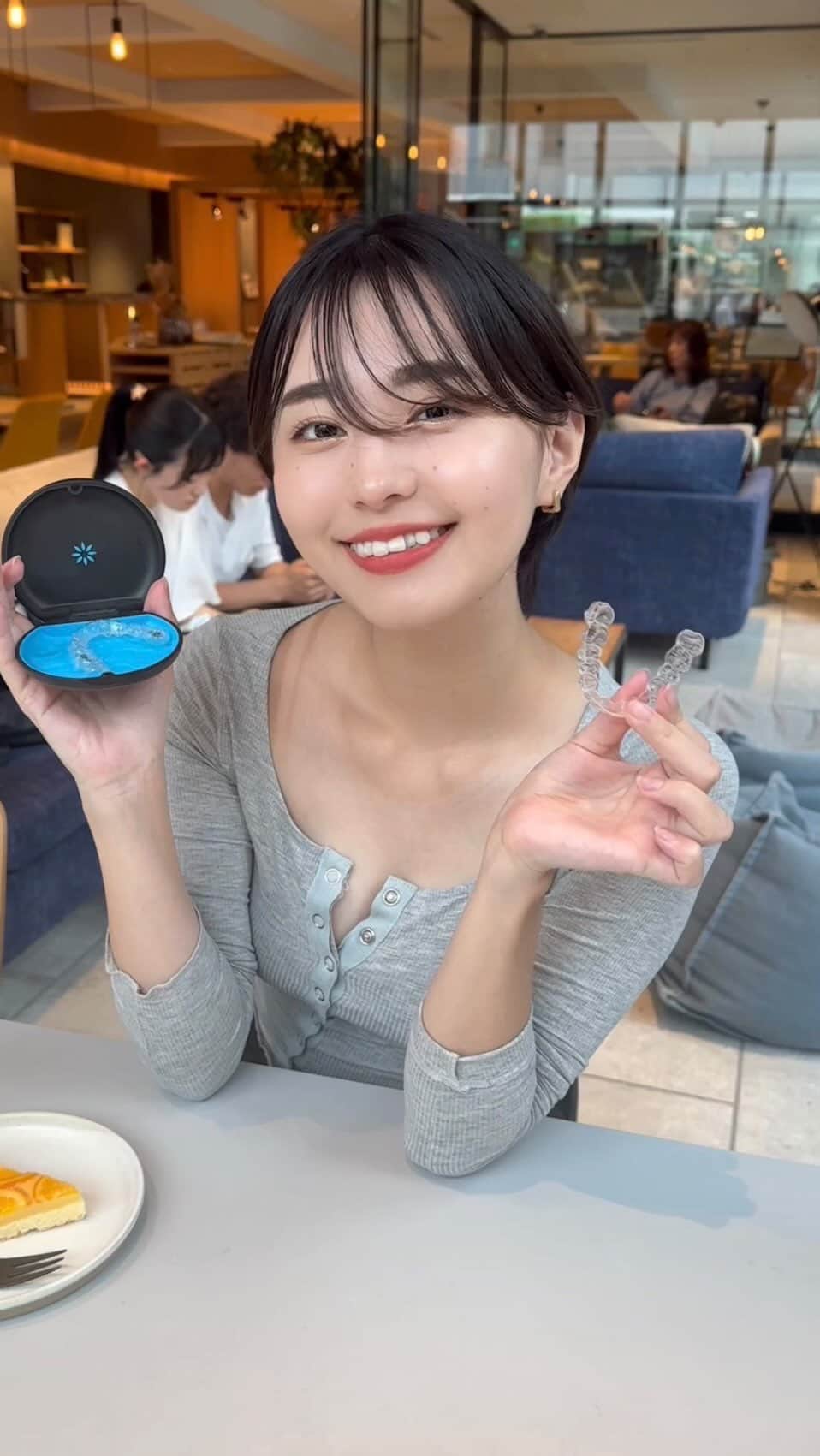 MIORIのインスタグラム：「インビザライン矯正にもだいぶ慣れてきました💖  この前、友人とお出かけした時のリール✨  マウスピースのケースはコンパクト で簡単に持ち歩けるし、 シンプルなデザインだから気に入ってます🙆‍♀️ 外出先でもマウスピースを外して食事が取れるから困ることはあんまり無いかな🙆‍♀️  ケースが小さいから、カフェのテーブルとかに忘れてこないように気をつけなきゃ😂  @invisalignjapan  #インビザライン #私のインビザライン矯正記録 #歯列矯正 #歯科矯正#invisalign」