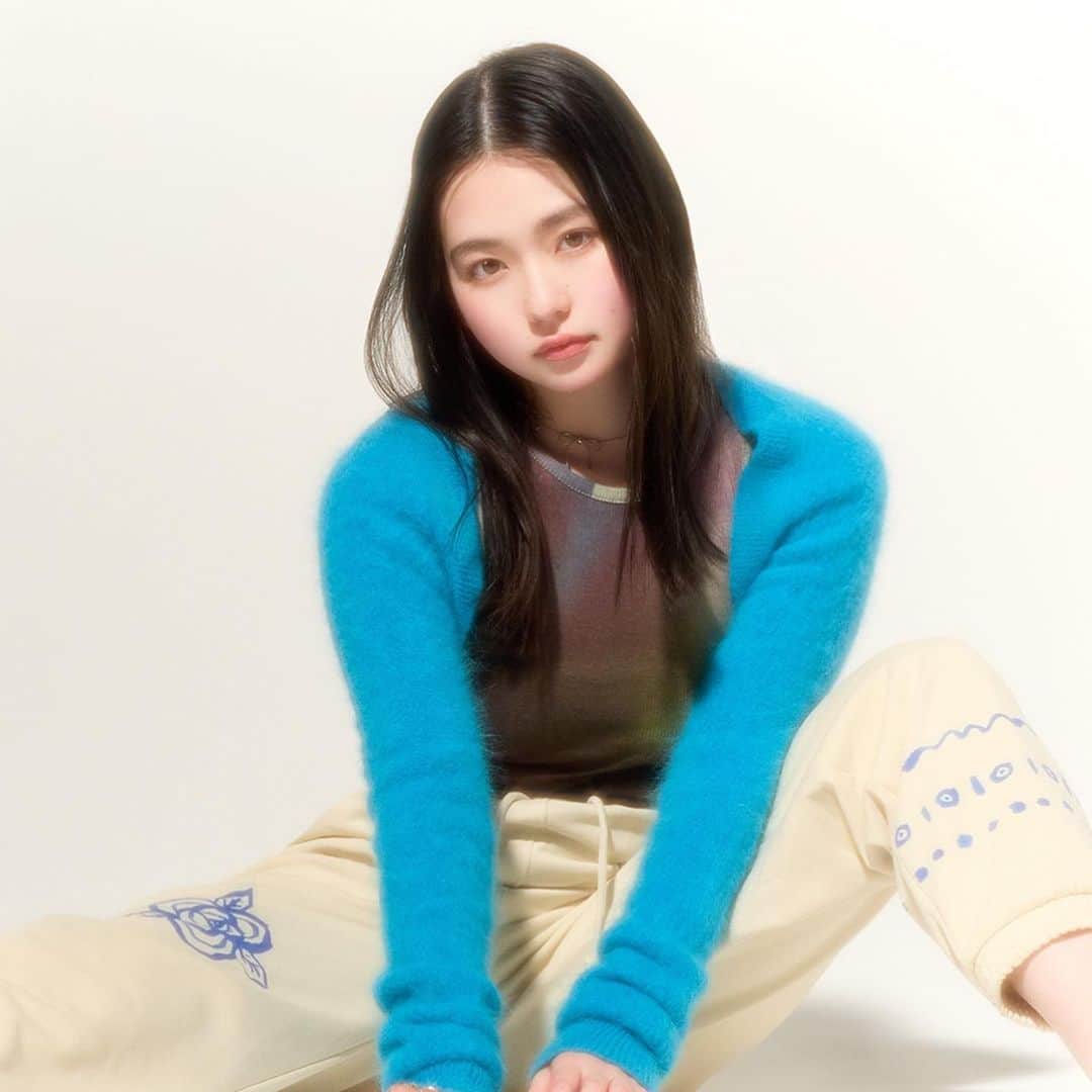 のインスタグラム：「6/30（金）公開の映画『山女』で主演を務める山田杏奈さんがELLEgirlに初登場👏好きなアイドルはニュージーンズ！と語る山田杏奈さんがY2Kムードたっぷりの着こなしを披露✨インタビューも要チェック！  🔗https://www.ellegirl.jp/fashion/column/a43630815/anna-yamada2023-06/  @yamaonna_movie  #山女 #山田杏奈 #annayamada #Y2K #fashionshooting #movie」