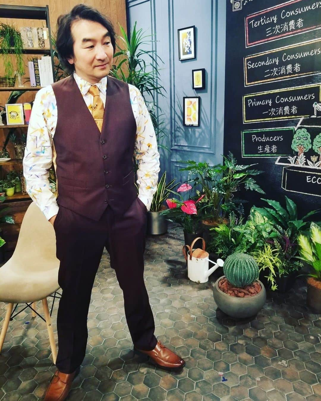 池田鉄洋さんのインスタグラム写真 - (池田鉄洋Instagram)「本日です。 『木村多江のいまさらですが…』 今日は牧野富太郎博士の学び直しです。私、都立大学牧野標本館の加藤英寿助教授と、標本作りさせていただきました。加藤先生がまー、最高に個性的な方で大好きになってしまいました。フィールドワークのしすぎで、おでこがロティサリーチキンみたいにこんがりしている加藤先生に大注目してくださいっ！（いや、見どころはそこじゃないぞ！）  🌿生態系と生物多様性🌿  ～ #牧野富太郎 の功績～ #Eテレ 6/26(月)後7:30  ドラマ「#らんまん」のモデル 牧野富太郎の功績を見つめるとともに、 生態系、生物多様性の大切さを 学び直します🧐   https://nhk.jp/p/ts/4J9V6VZY6M/episode/te/2KL2X9W8XZ/…」6月26日 18時55分 - ikedatetsuhiro