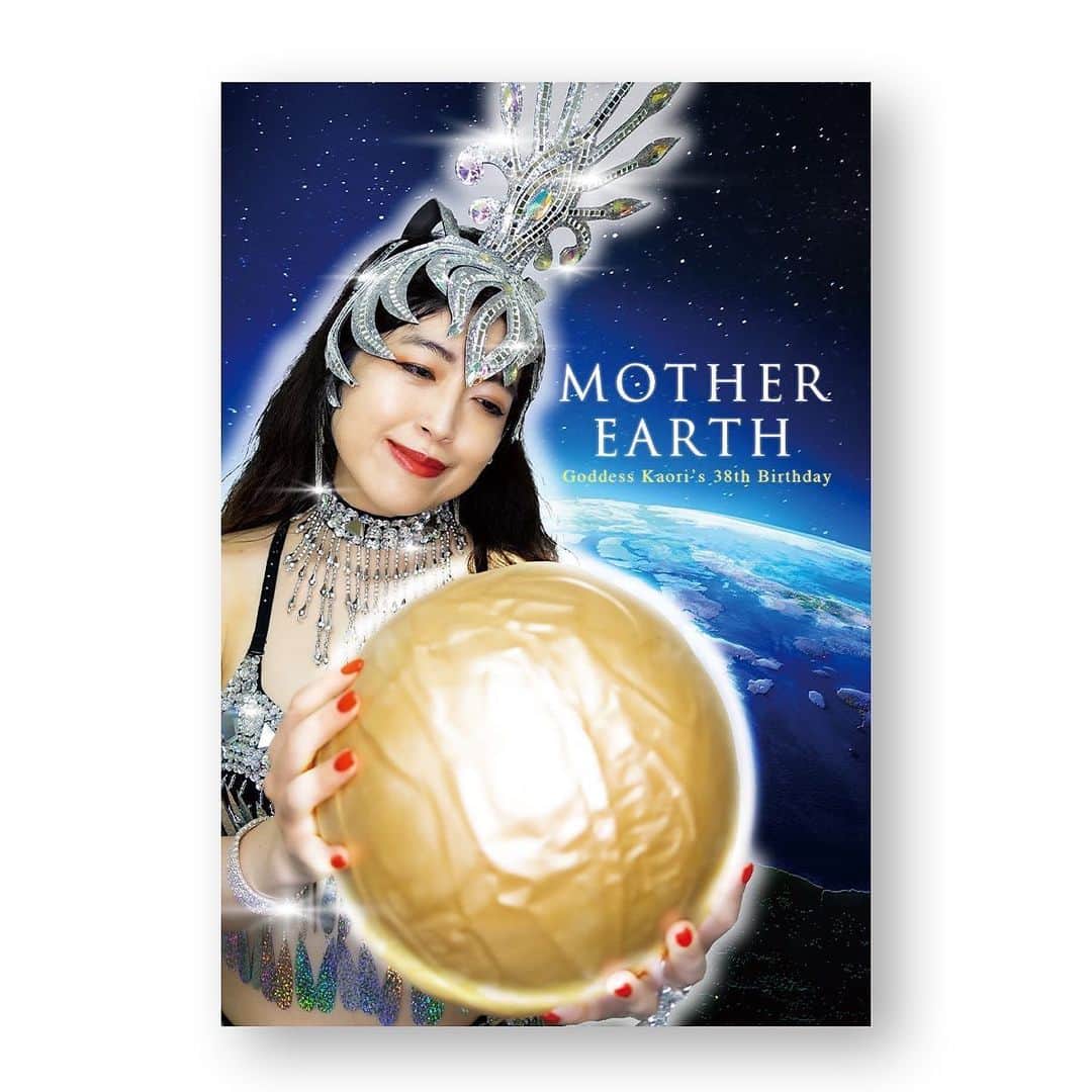 のインスタグラム：「かおりがチンキングした性誕グッズ FC限定「GODDESSかおり☆豪運セット」🌍💋  GODDESSかおりが愛でる 古(いにしえ)の金の玉は Amazonから導かれし フィットネス用ゴムボール……  シワッシワの状態で届いた天然モノの金の玉は、 チン秘溢れる奇跡そのもの…♡  玉のシワの数だけ アナタに幸せが訪れるコトでしょう…☆  こちらの開運カードには、サイン＆おマンパワーも 同時挿入してお届けしますこテラ♡🌍  MOTHER EARTH………  💋FCページで受注受付CHU💋 ご注文は7/2(日)23:59まで♡ ◆チェック・インfc.bedin1919.com ◆性徒会sp.bedin1919.com （※性徒会は330円ボッキリでご乳会いただけます♡）  #すでに注文してくれた地球のみんな #サンクスモニカ…🪐 #タマのシワまで愛してるぜ #GODDESSかおり #📷by暗黒王アラキ @araki_of_the_dead  #デザ淫byセラチェン春山さん @cosmication  #益子寺かおり #ベッドイン」