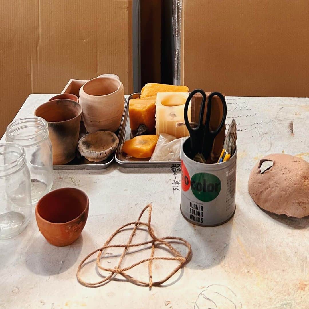 中瀬萌さんのインスタグラム写真 - (中瀬萌Instagram)「どうもどうもお久しぶり、 3ヶ月ぶりのアトリエ。  １年のうちの四分の１の時間を、旅と、新たな挑戦、日々の暮らしの基盤の整えに充てられたこと、 この仕事をしているからこそのありがたい時間だと感じる半面、ずっとずっと、私は何をしている？と問い続ける。 人間。  ぜひゆるく見守っててくださいー まずは手を動かすとこからはじめないと。  したいことが本当にいっぱいあるんですよ、今。　 しあわせですよね、ありがたい。それは制作の点だけじゃなくて、人生において、です。 答えがないのでやってみるしかありませんので、やっぱりゆっくり、歩いていきましょう進めましょう。早歩きもしくはダッシュする癖があるのでこれは私への言霊です。マントラ。  実家に久しぶりに帰ったら、 トイレの窓の隙間から葉っぱ伸び込んでました。去年よりだいぶ伸び伸び自由にさせて、父母よ。こちらでもゆっくりゆっくり、イキモノと太陽と共に生きてるようで、なにより。  LIFE.」6月26日 19時02分 - moe0814n