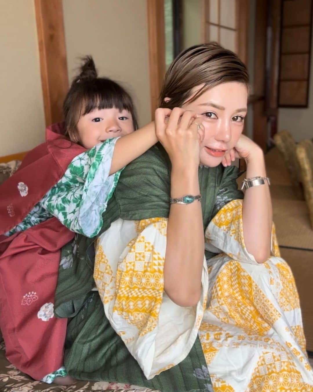 長谷川あやのインスタグラム：「・ 幸せ過ぎた昨日の温泉女子旅の余韻👧👩‍🦰✌️💕  実はここ最近コンシーラーでも なかなか隠れない青グマと目尻のシワが 気になっていました😩💭 （娘と並ぶと余計に目立つんだよなぁ〜笑）  と、いうわけで東京中央美容外科中院の 住尾先生に相談してスネコス注射を👨‍⚕️ @tcb_nakano @tcb_sumio_hirotaka  カウンセリングもとっても丁寧で 痛みに配慮した施術をしていただき 安心してお任せすることができました🤲  直後は腫れていたのですが 当日の夜には腫れもかなり引いて 翌日にはメイクでわからないくらいに✨ 最後の写真はスネコスから4日目📷 （※個人差はあるかとおもいます）  1回でも効果を感じることができたのですが 3.4回繰り返すとさらに 効果が期待できるようなので楽しみ🥺💭  #PR#東京中央美容外科#中野#東京#美容整形#スネコス注射#箱根#女子旅」