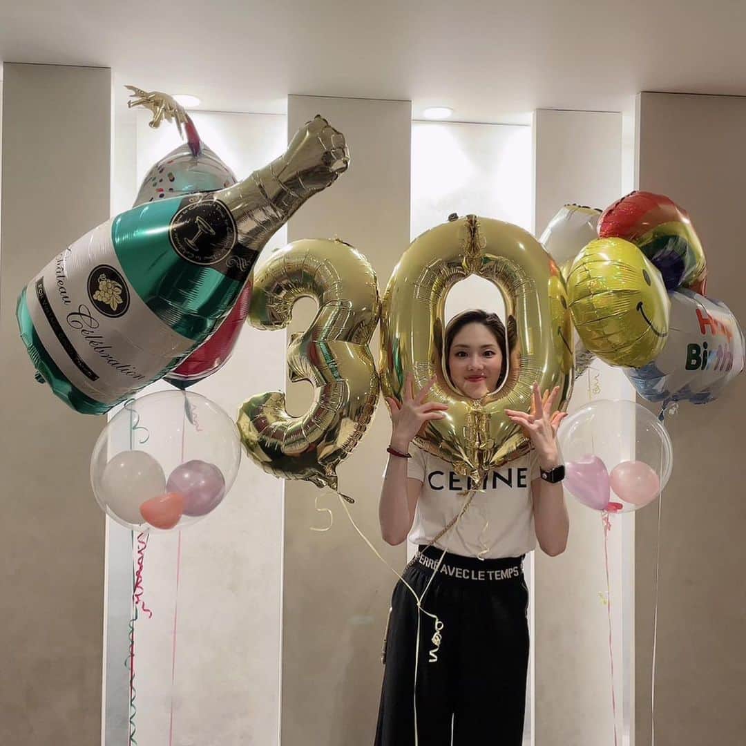 留依蒔世さんのインスタグラム写真 - (留依蒔世Instagram)「生誕祭色々。 幸せすぎる女S いっぱい祝ってもろた🥹❤️🤣 シャッシャッてやってくださいね 登場人物たくさんですよ  写真撮ってなかったけど祝ってくれた人ありがとう🥹❤️笑   #宝塚用語  #宙組  #生誕祭  #誕生日  #バルーンはマイホームで元気です  #プレゼント大体酒  #幸せの極み」6月26日 19時05分 - rui_makise_official