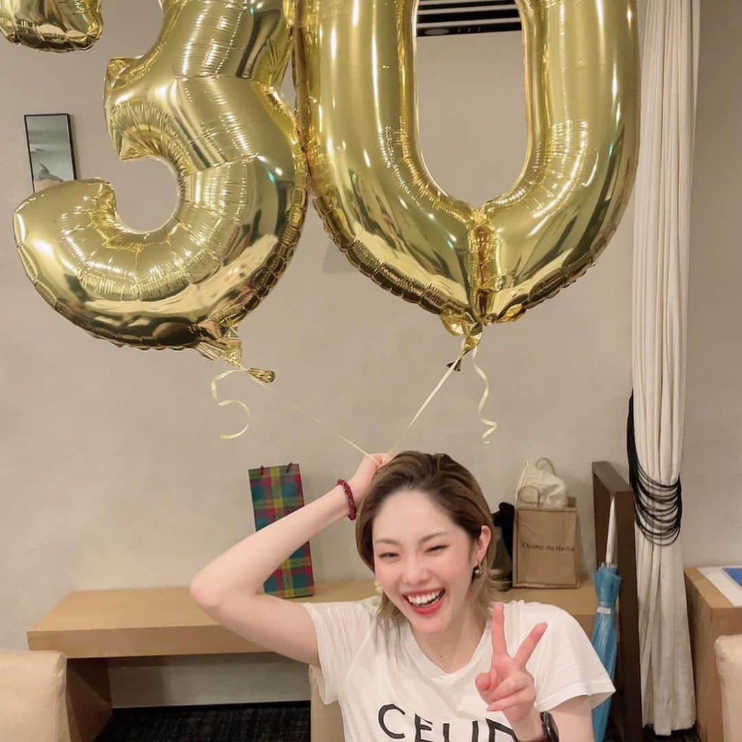 留依蒔世さんのインスタグラム写真 - (留依蒔世Instagram)「生誕祭色々。 幸せすぎる女S いっぱい祝ってもろた🥹❤️🤣 シャッシャッてやってくださいね 登場人物たくさんですよ  写真撮ってなかったけど祝ってくれた人ありがとう🥹❤️笑   #宝塚用語  #宙組  #生誕祭  #誕生日  #バルーンはマイホームで元気です  #プレゼント大体酒  #幸せの極み」6月26日 19時05分 - rui_makise_official