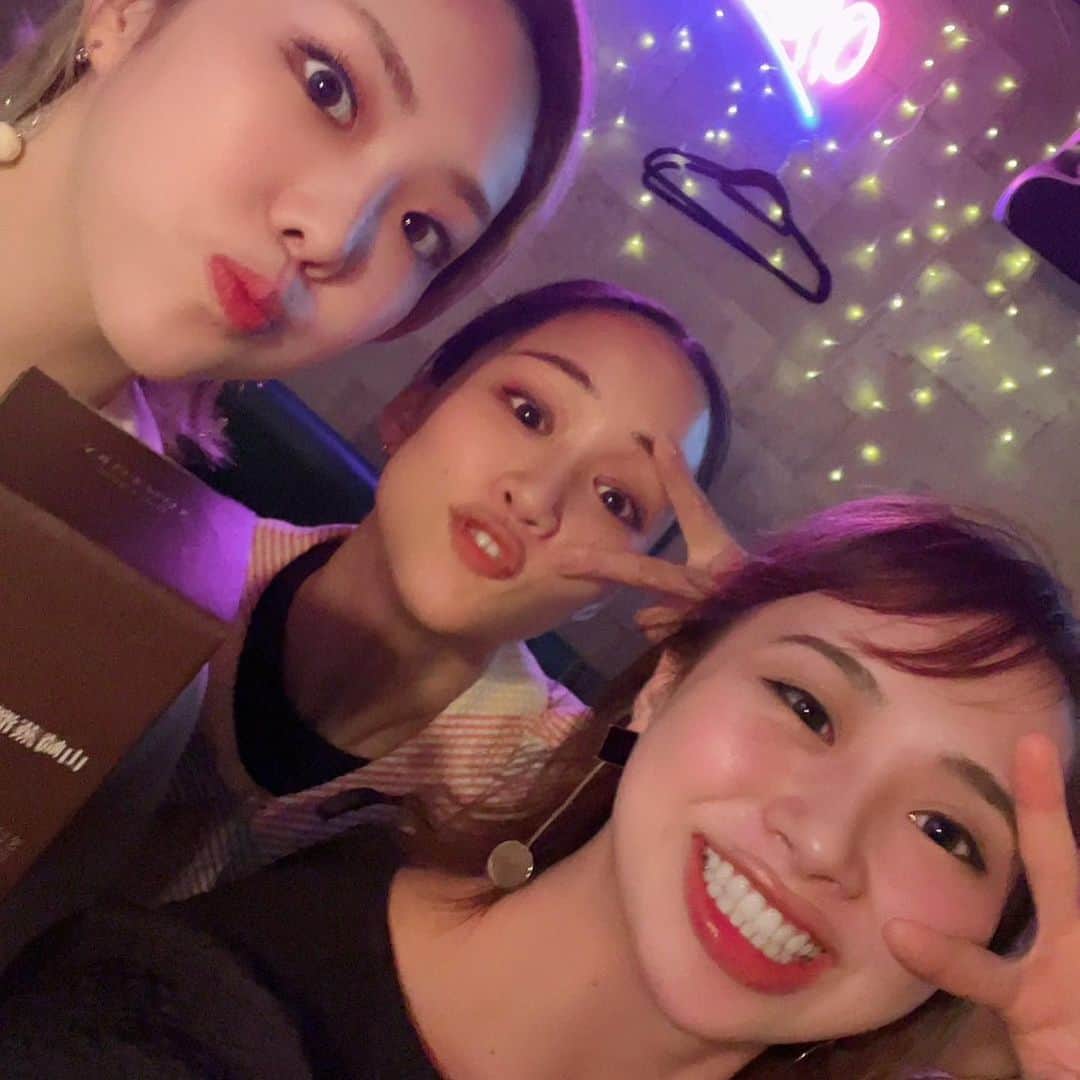 留依蒔世さんのインスタグラム写真 - (留依蒔世Instagram)「生誕祭色々。 幸せすぎる女S いっぱい祝ってもろた🥹❤️🤣 シャッシャッてやってくださいね 登場人物たくさんですよ  写真撮ってなかったけど祝ってくれた人ありがとう🥹❤️笑   #宝塚用語  #宙組  #生誕祭  #誕生日  #バルーンはマイホームで元気です  #プレゼント大体酒  #幸せの極み」6月26日 19時05分 - rui_makise_official