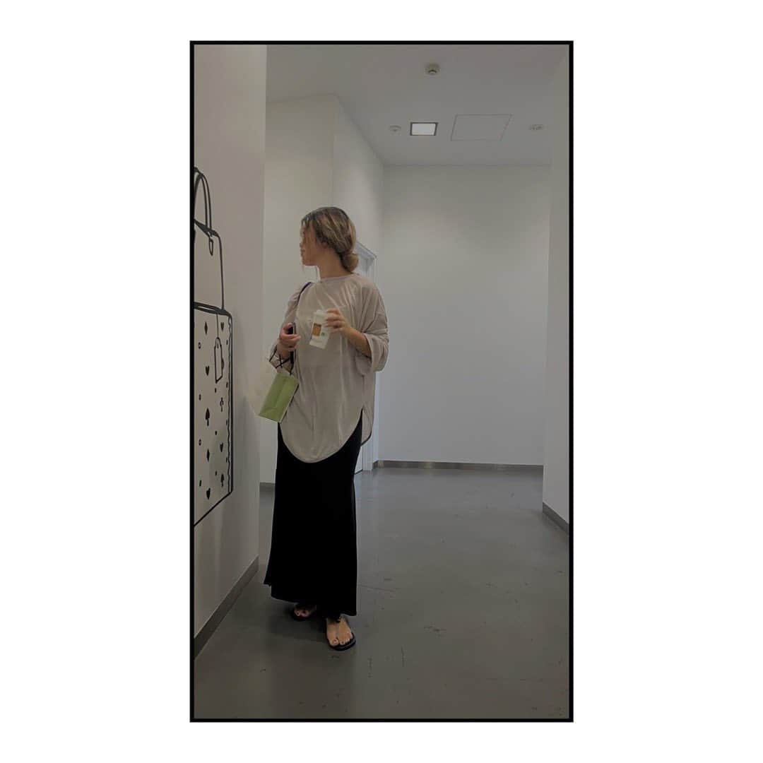 藤田敦子のインスタグラム：「ㅤ この日暑かったんだけども @muuet__ のしゃりしゃりのトップスは 長袖なのに涼しさ感じて気持ちよくて 半袖よりなんなら体感涼しかった。  @hm のスカートも両脇スリット入りで これまたシャリっとしてて涼しくて。  これらがあれば夏乗り越えられそう。 暑いの好きだが、今年はもうすでにバテてます。 体力の衰えを感じずにはいられない…。」