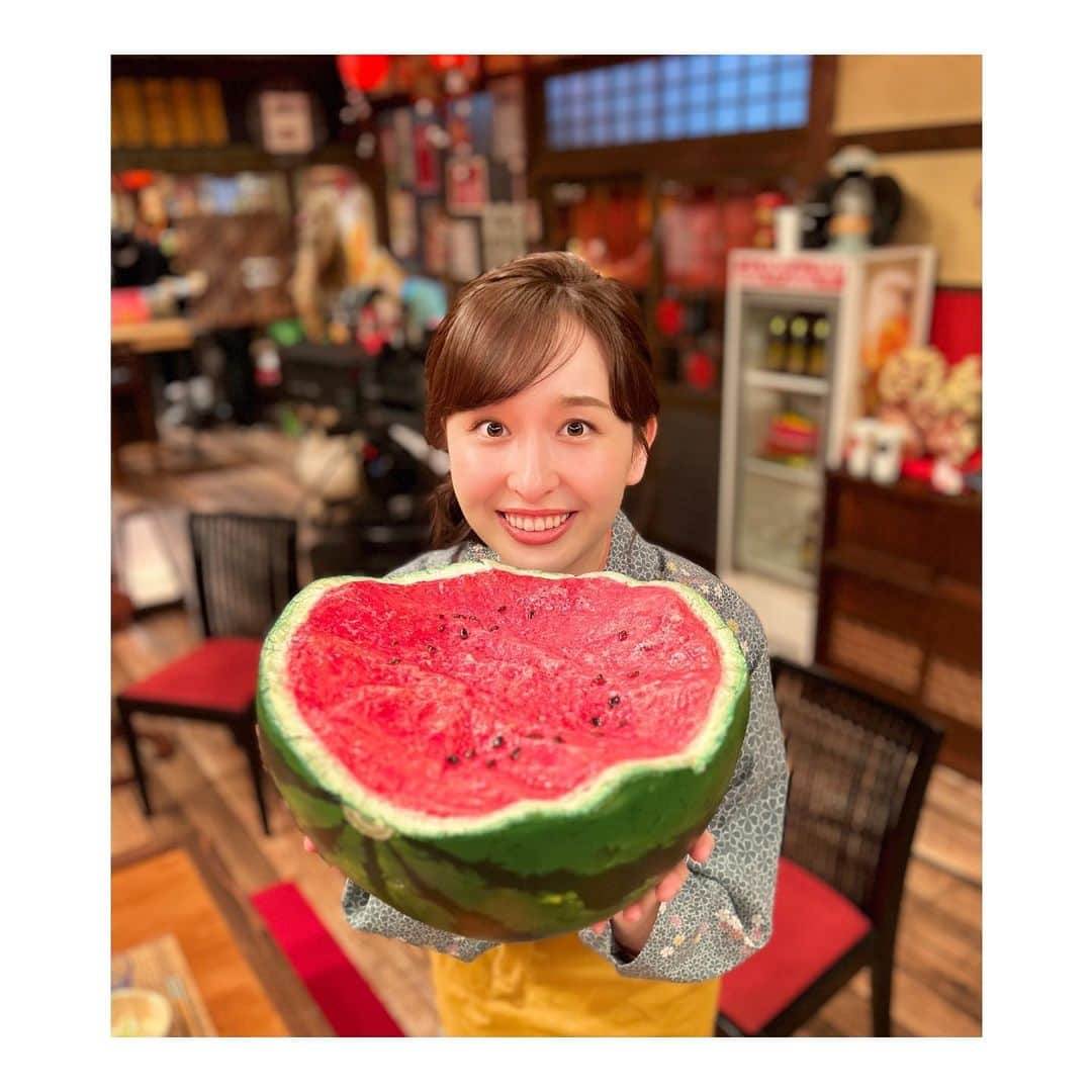 宇賀神メグさんのインスタグラム写真 - (宇賀神メグInstagram)「🍉  . .  人生最高レストランのセットが夏仕様に！ 美味しそうな巨大スイカが置いてありました。🍉  美術さんこだわりのセットにも ぜひご注目ください！  . .  #人生最高レストラン  #スイカ #🍉」6月26日 19時06分 - ugajin_megu