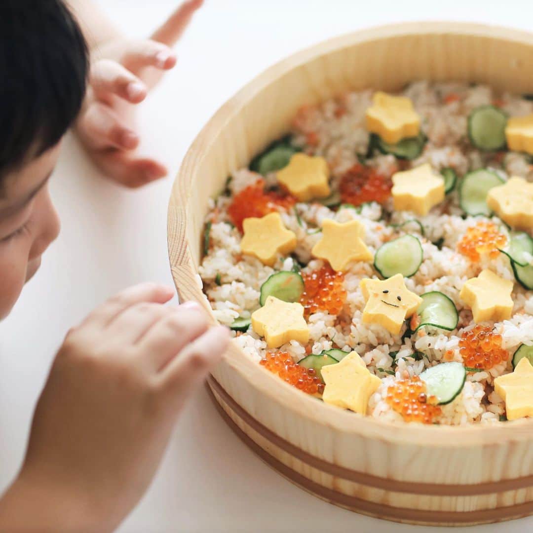きなこのインスタグラム：「簡単＆息子の大好物なのでよく作る鮭ちらし寿司☺️ ごはんにすし酢、焼きほぐし鮭、きゅうり、ごま、大葉、錦糸卵を混ぜるだけ。大人は刻んだガリを混ぜても美味しい♩瓶の鮭フレークを使えば時短に、いくらを乗せれば豪華バージョンに✨  今回は錦糸卵じゃなく星形の卵焼き。七夕ごはんにもおすすめ⭐️ 星形の卵焼きは"デコきゅう"を使って作ってます。簡単に可愛い星形やハート型の卵焼きが作れる便利アイテム！卵2個で作るとケースぴったり。お弁当には卵1個で半分の長さに作るとちょうどいいですよ😚  ▶︎デコきゅう、roomにも載せてます🙌  * #七夕 #七夕ごはん #デコきゅう #卵焼き #お弁当 #ちらし寿司 #こどもごはん #小学生 #育児 #子育て #こどもと暮らす」
