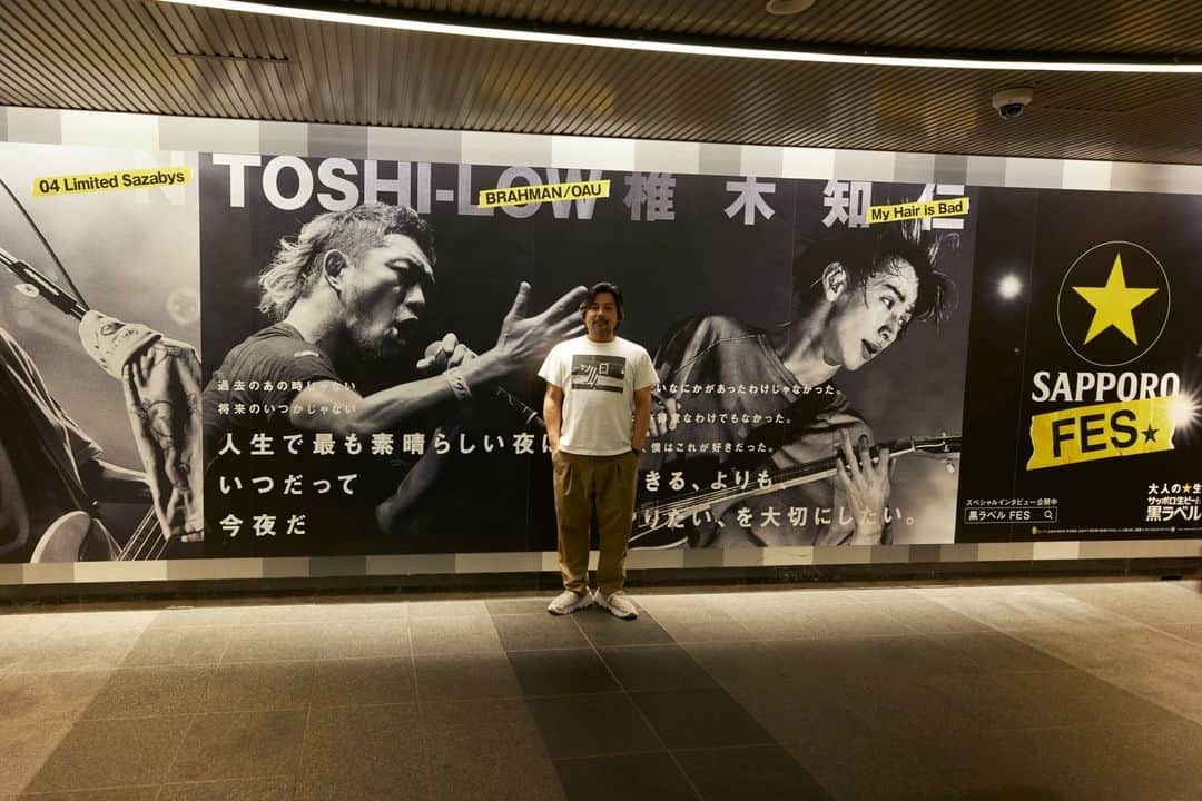 三吉ツカサさんのインスタグラム写真 - (三吉ツカサInstagram)「今日からサッポロ黒ラベルのキャンペーンのTOSHI-LOW出演部分でライブ写真が掲示されたりムービーが流れたりしてるよ。 渋谷に見にきてね。 #等身大 #TOSHILOW #三吉ツカサ」6月26日 19時09分 - tsukasamiyoshi