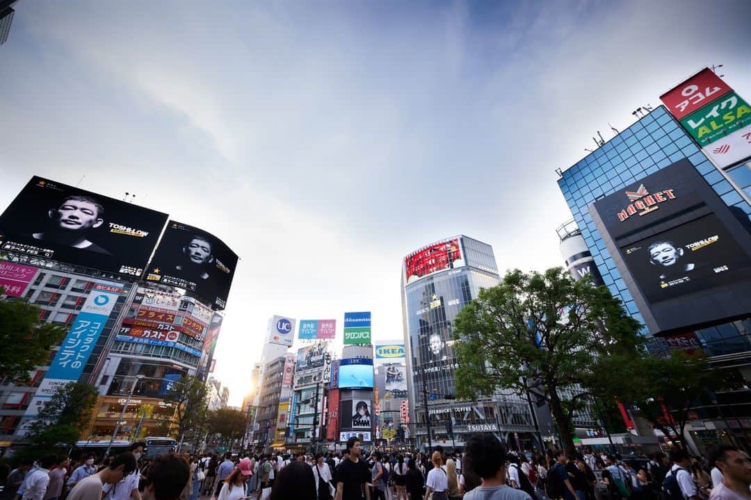 三吉ツカサさんのインスタグラム写真 - (三吉ツカサInstagram)「今日からサッポロ黒ラベルのキャンペーンのTOSHI-LOW出演部分でライブ写真が掲示されたりムービーが流れたりしてるよ。 渋谷に見にきてね。 #等身大 #TOSHILOW #三吉ツカサ」6月26日 19時09分 - tsukasamiyoshi