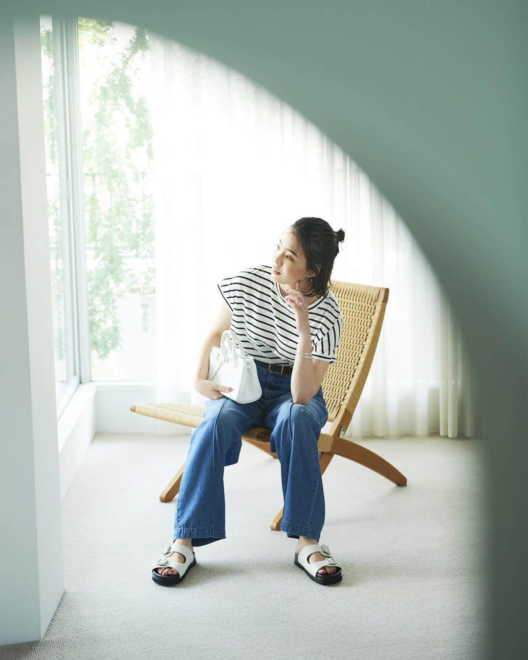 ロペのインスタグラム：「ROPÉ好きのライター高橋夏果さんが選ぶ  「夏に向けて本当に欲しいもの7選」 ⁡ “知的な品”が欲しくなる、夏。 まさに、ロペが叶えてくれるんです。   週1度は店舗でロペのアイテムをチェックしているという、ロペ好きライターの高橋さん。 女性誌などでライターとして活躍するだけでなく、プライベートでは6歳の女の子と3歳の男の子を育てるママ。 ファッション目線だけでなく、母目線を交えて、この夏、ロペで本当に欲しいものを伺いました。 ⁡ ▶ITEM ⁡ #GGM23270 アームレットキャップスリーブTシャツ ¥9,680 (税込)  J'aDoRe JUN ONLINEでご購入いただけます。 ⁡ ⁡ ⁡ @ayaka8880 @rope_jp @jadorejunonline #通勤コーデ #オフィスカジュアル #ママコーデ #大人カジュアル #リラックスコーデ #夏コーデ #夏カラー #ロペ #ROPÉ #ropejp」