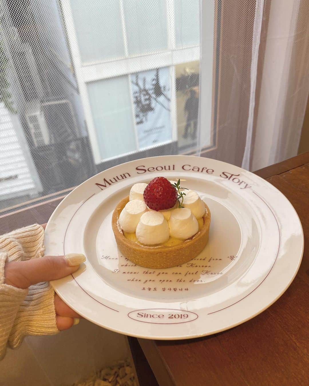 山田なる（ナルハワールド）さんのインスタグラム写真 - (山田なる（ナルハワールド）Instagram)「🍓🤍 ⁡ ⁡ ここのカフェ全部美味しそうで迷った🫠 今度は違うワッフルも食べたい🍎 ⁡ ⁡ #カフェ #カフェ巡り #原宿カフェ #muunseoul」6月26日 19時10分 - naruhaw