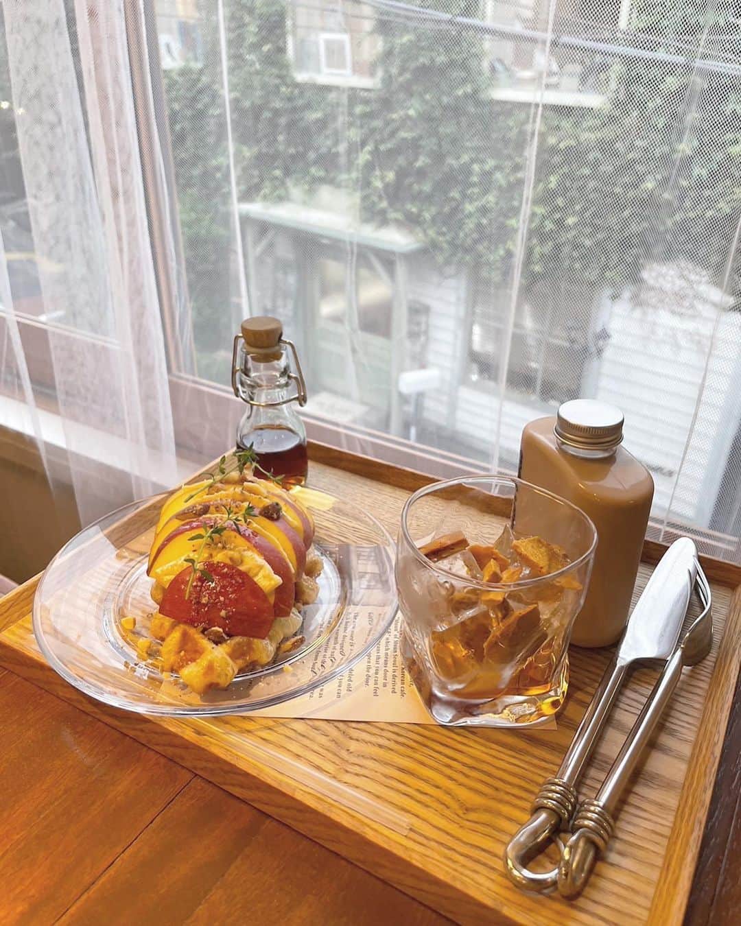 山田なる（ナルハワールド）さんのインスタグラム写真 - (山田なる（ナルハワールド）Instagram)「🍓🤍 ⁡ ⁡ ここのカフェ全部美味しそうで迷った🫠 今度は違うワッフルも食べたい🍎 ⁡ ⁡ #カフェ #カフェ巡り #原宿カフェ #muunseoul」6月26日 19時10分 - naruhaw