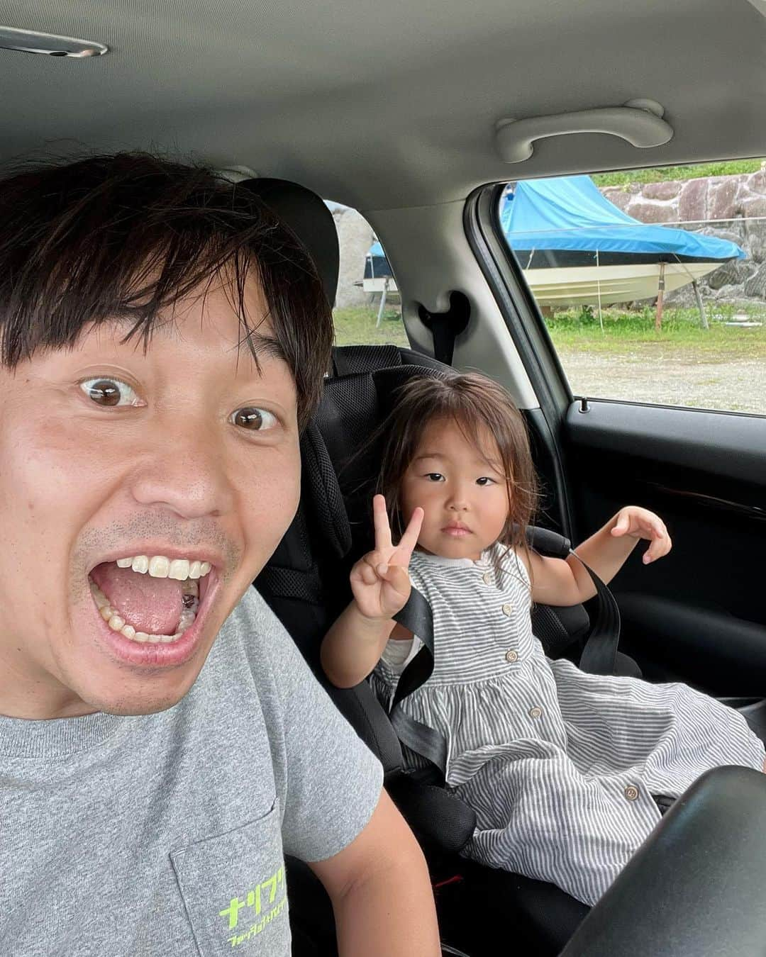 福田基広のインスタグラム：「初めてパパだけで 幼稚園のお迎え成功記念日✌️  ／ママがいいー！涙＼ って泣かれるかと内心ビクビク 普段のお迎えより5分早く到着🚙  玄関からテンちゃんが一番最初に出てくる 目が合う  👧「（ｷｮﾛｷｮﾛ）あれ？ママちゃんどこ？？」  👨「（満遍の笑み）今日はママ手が離せなくて、パパちゃんだけでお迎え来たよﾄﾞｷﾄﾞｷ」  👧「・・・抱っこぉ（ﾆｺｯ）」  👨「はーい、楽しかったねぇ。おうち帰ろうねぇ（いよっっっしゃゃゃぁぁああ！！今日お祝いやぞこれお祝いぞ🥂）」  全然大丈夫で良かった。  テンちゃんは超ママっ子 ママじゃないと嫌なの案件多し  ひとまずこれでお迎え負担が一つ減らせることに成功。  福田家にとって何気に大きな進歩のご報告でした笑 #テンちゃん日記」