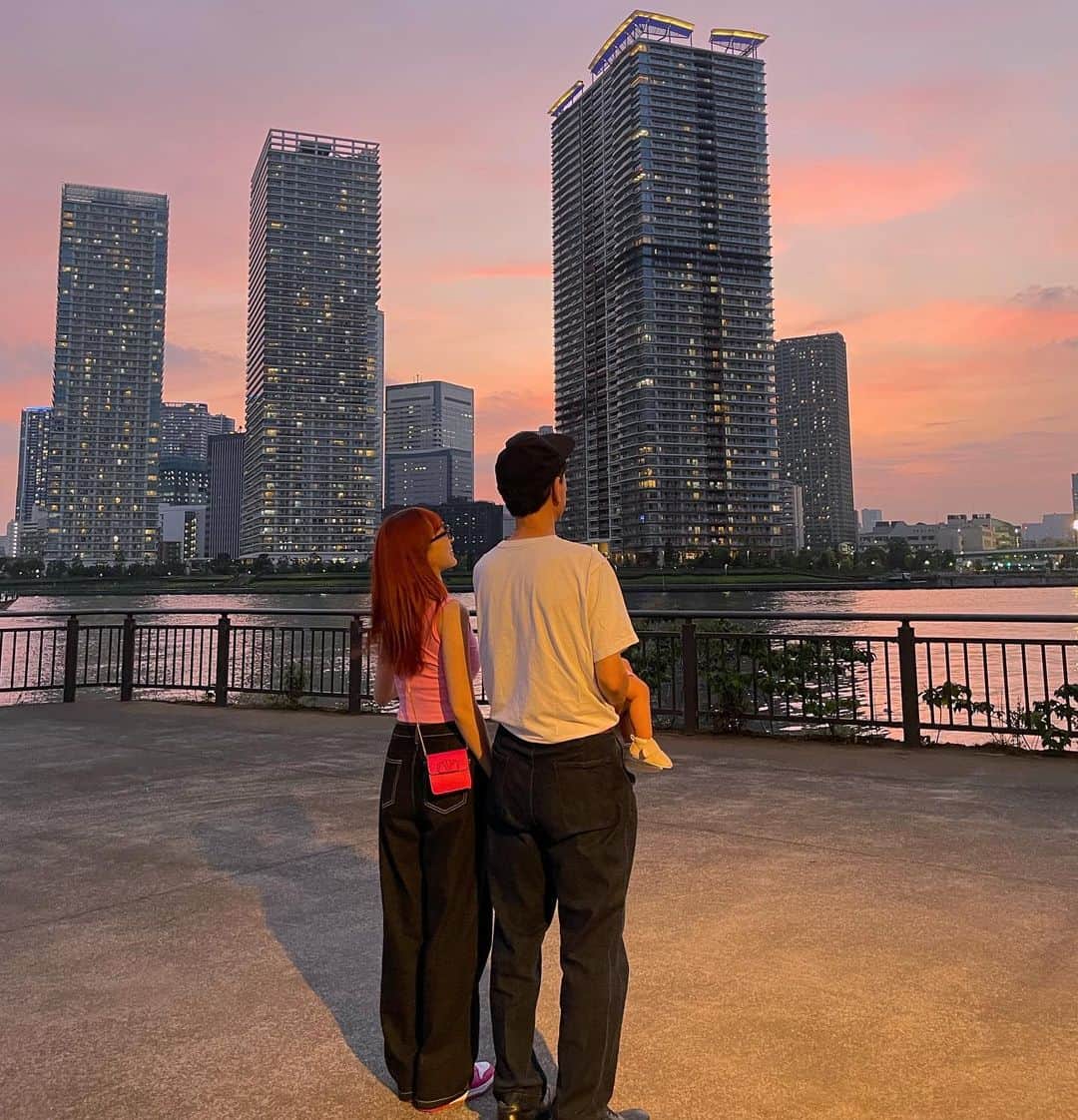 神田咲凛さんのインスタグラム写真 - (神田咲凛Instagram)「じーじと💓🌇☁️  . . . . . . . . . . . . . . .  . . . #豊洲ららぽーと #豊洲#夕日#夕日が綺麗 #赤ちゃんとお出かけ#赤ちゃんと犬#赤ちゃんのいる生活 #赤ちゃんのいる暮らし #赤ちゃんコーデ #ママライフ#ママファッション #ママカメラ #新米ママ#新米ママと繋がりたい #令和4年ベビー #女の子ママ#ベビーカー#ベビーカー選び#スニーカーコーデ #スニーカー女子 #ピンクコーデ #家族写真#ナイキスニーカー #ナイキ女子 #ナイキダンク#ダンク　#デニムコーデ #ノースリーブ#ベビーカー#オレンジヘアー #オレンジカラー」6月26日 19時11分 - t12345vxq