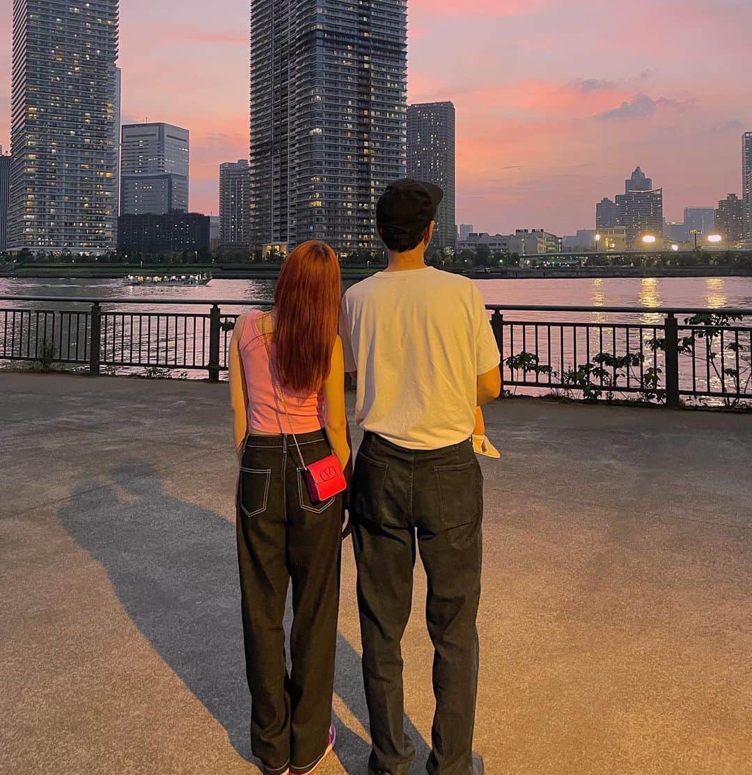神田咲凛さんのインスタグラム写真 - (神田咲凛Instagram)「じーじと💓🌇☁️  . . . . . . . . . . . . . . .  . . . #豊洲ららぽーと #豊洲#夕日#夕日が綺麗 #赤ちゃんとお出かけ#赤ちゃんと犬#赤ちゃんのいる生活 #赤ちゃんのいる暮らし #赤ちゃんコーデ #ママライフ#ママファッション #ママカメラ #新米ママ#新米ママと繋がりたい #令和4年ベビー #女の子ママ#ベビーカー#ベビーカー選び#スニーカーコーデ #スニーカー女子 #ピンクコーデ #家族写真#ナイキスニーカー #ナイキ女子 #ナイキダンク#ダンク　#デニムコーデ #ノースリーブ#ベビーカー#オレンジヘアー #オレンジカラー」6月26日 19時11分 - t12345vxq
