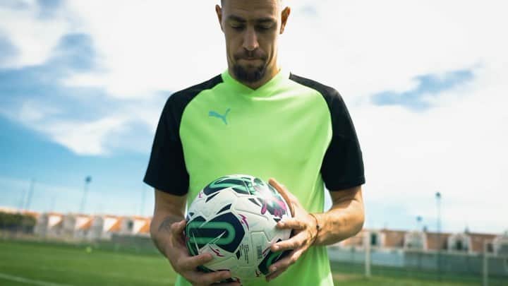 セバスティアン・コアテスのインスタグラム：「Con ustedes; el nuevo balón de la Liga Portugal 2023/24  @pumafootball #foreverfaster @ligaportugal」
