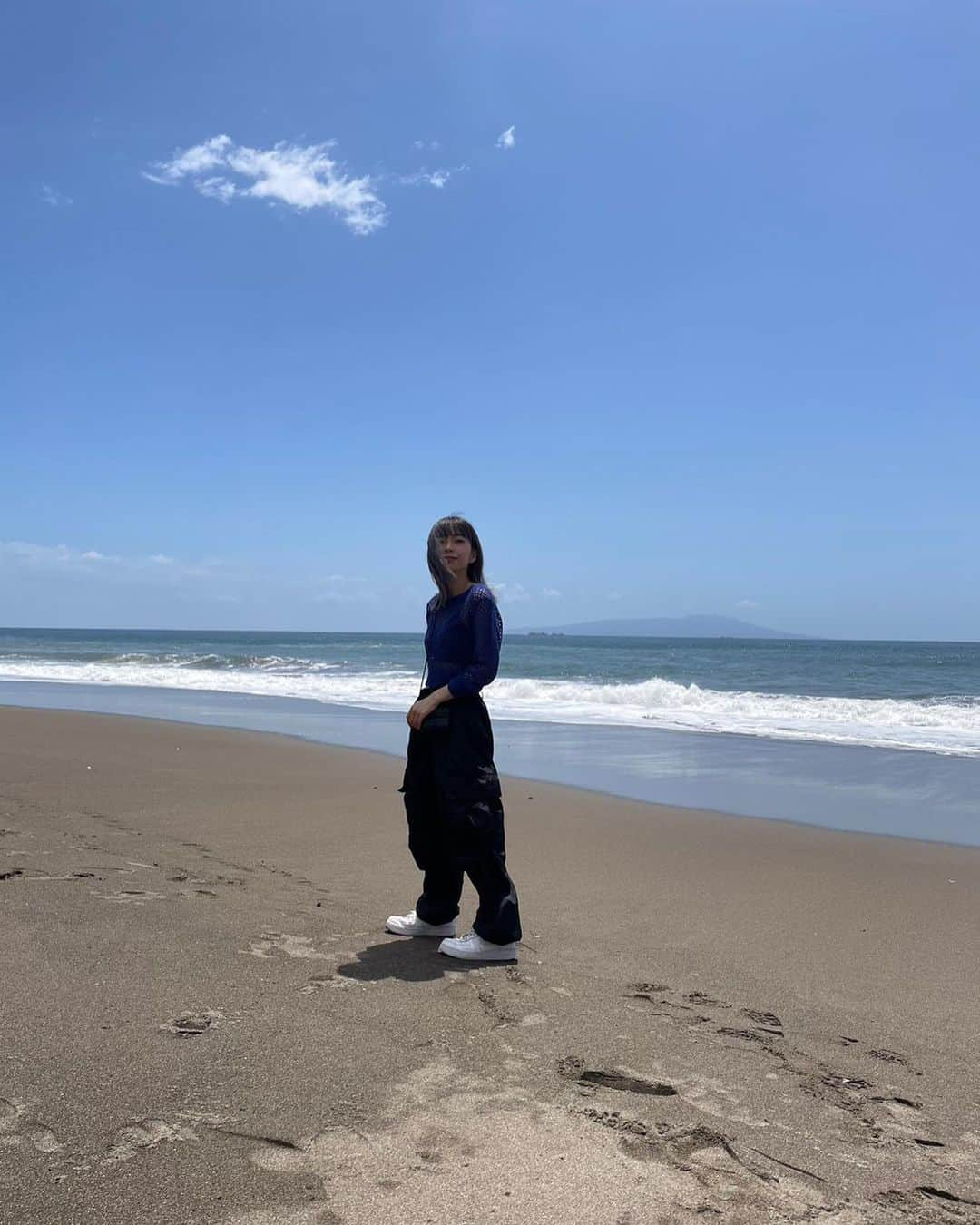 塩川裕美さんのインスタグラム写真 - (塩川裕美Instagram)「なつ〜〜☀️  . . . . #伊豆旅行 #伊豆観光 #伊豆熱川 #熱海旅行 #熱海 #温泉 #温泉旅行 #温泉旅館 #海水浴場 #海 #休日コーデ #カーゴパンツ #カーゴパンツコーデ #低身長コーデ #airforce1 #hbeautyandyouth #夏服 #夏服コーデ」6月26日 19時13分 - hiromin_0212