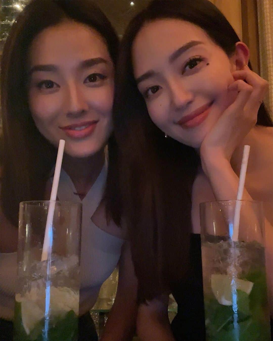 すみれのインスタグラム：「大好きな花ちゃんと久しぶりに会えて嬉しかった〜🥹🤍 @hana_matsushima_official   やはり美しくて優しくて本当に会うと元気をもらえる花ちゃん😍  たまあにはお酒もいいね👍w 美味しかった&楽しかった🩷」