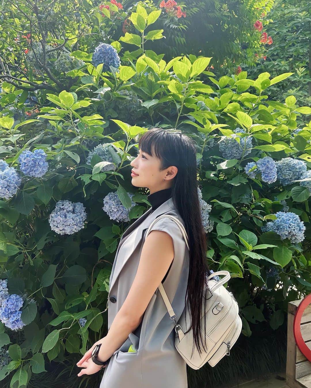 MIYURIのインスタグラム：「今日はお友達と紫陽花を見に鎌倉散歩してきたよん🐌💭  明月院にいってきたんだけど、明月院ブルーに囲まれて凄く癒されました🫶🏻  月曜日から素敵なお散歩タイム過ごせて幸せですっ🥳 ・ ・ ・ #cyberjapan #サイバージャパン #cjd_miyuri」