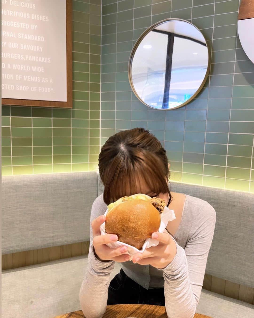 青井乃乃さんのインスタグラム写真 - (青井乃乃Instagram)「パンケーキもハンバーガーも食べました🍔(1人じゃないよ！お母さんとおばあちゃんと)  #パンケーキ #ハンバーガー #大阪カフェ」6月26日 19時14分 - no.17_11