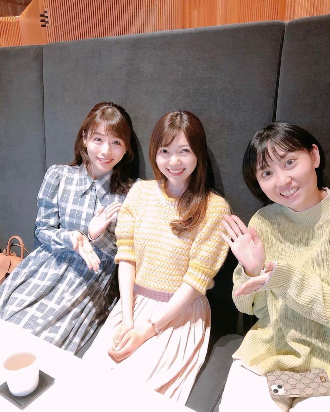 のインスタグラム：「. はやドキで一緒だった可愛い可愛いちなみちゃんが結婚👰‍♀️❤️  おめでたい🥰 結婚式はそれはそれは素敵でお姫様のようなちなみちゃんに癒されました✨ イケメンで優しそうな旦那さま、ちなみちゃんにそっくりの知的で美しいお母様にもお会いできて嬉しかったです💕　 　 写真は春先にお茶した時のもの。 さなだまるさんと3人で楽しい時間を過ごしました🌼☺️ . . #時差投稿 #はやドキ#tbs #1時に局入りしていた頃を思い出して懐かしかったなぁ」