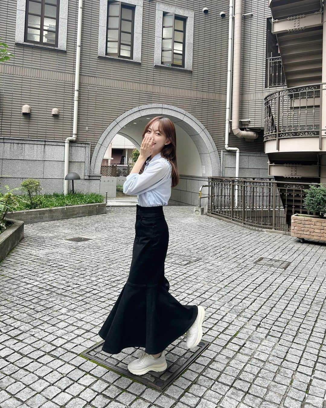 野島樺乃のインスタグラム：「🩵 . . . .  #ノジマノシフク  #zara #moussy #toryburch  #ck   #ファッション #私服 #コーデ  #マーメイドスカート  #スニーカーコーデ」