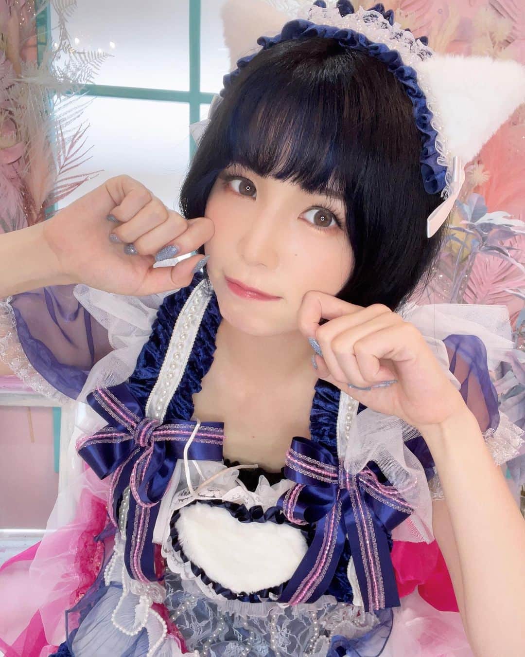 のインスタグラム：「#胡桃沢まひる11周年 ということで久しぶりに可愛いに全力を出しました👼🏻ぴえ  色々悩んでたんだけど、(まひるにしては珍しい)やっちゃダメなことって基本的に人としてダメなこと以外なくて、自分の「好き」とか「大切にしたい」に素直に、真っ直ぐに、向き合えばいいんだな~~~って思ったらすごく気が楽になりました✌🏻  だからやりたいことをやるし、自分の好きな人達と好きな文化を最高だﾈ~~~って言い合える空間をずっと作りたいなって今感性がぎゅんぎゅんに動いてて、インプットもアウトプットもすごいです。  だからまひるの「かわいい」とか「綺麗」を作ってくれる言葉をくれるみんなに会える日があるの嬉しいんだよね :) 7/16は楽しく過ごそうぞ~~~👼🏻  #instalike #insagood #followforfollowback #follwme #japan #japanese #cosplay #cosplaygirl #cosplayer #japanesegirl #4llowme  #キャロラインちゃん #可愛い」